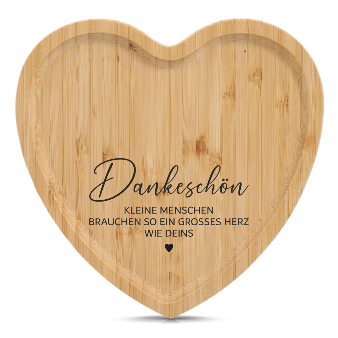 Abschiedsgeschenk Erzieherin – Personalisierte Tasse mit Namen & Herz-Tablett - KLEINE MENSCHEN BRAUCHEN SO EIN GROSSES HERZ WIE DEINS