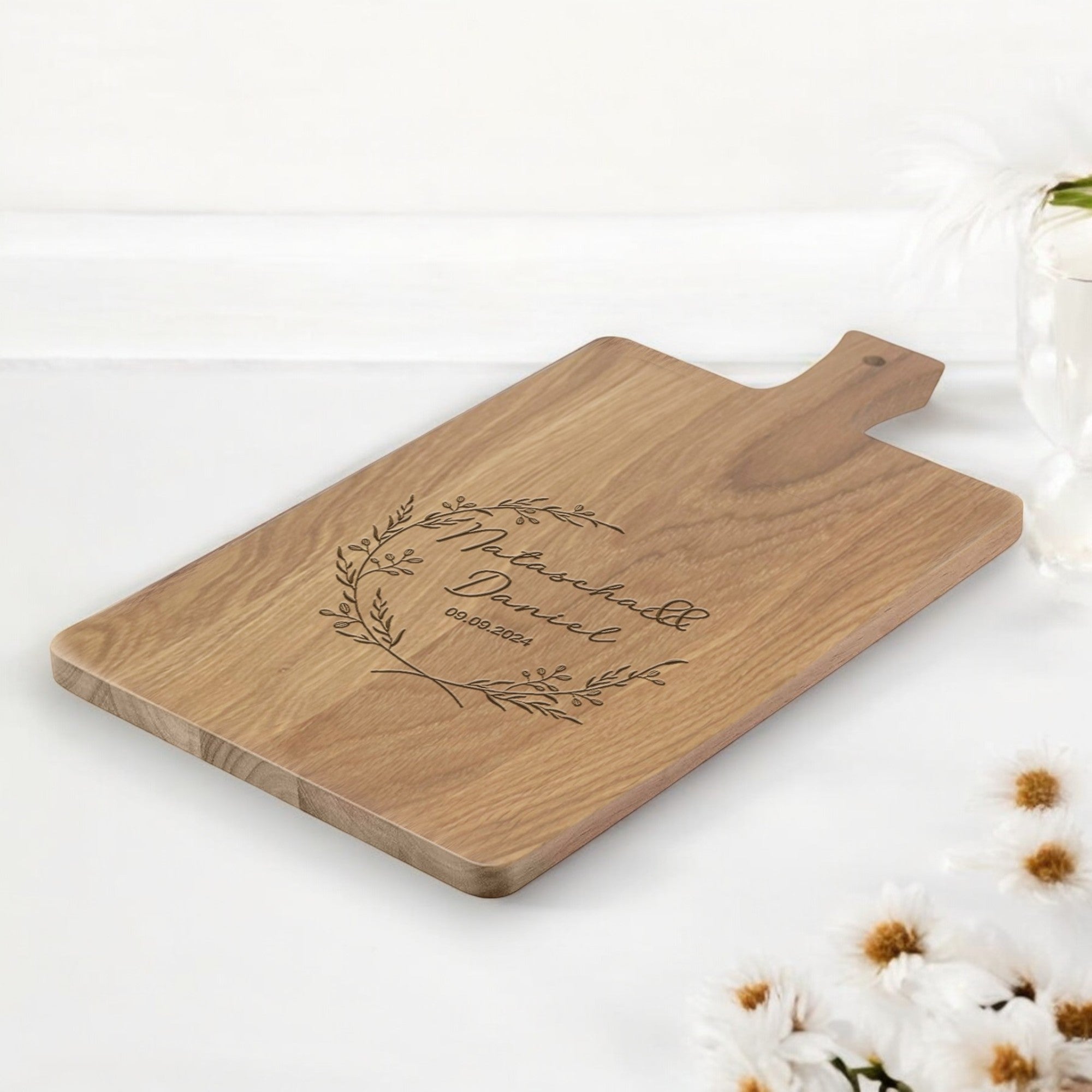 Personalisiertes Schneidebrett zur Hochzeit | Hochzeitsgeschenk mit Gravur | Brautpaar Geschenk | Blumenkranz mit Namen des Brautpaars