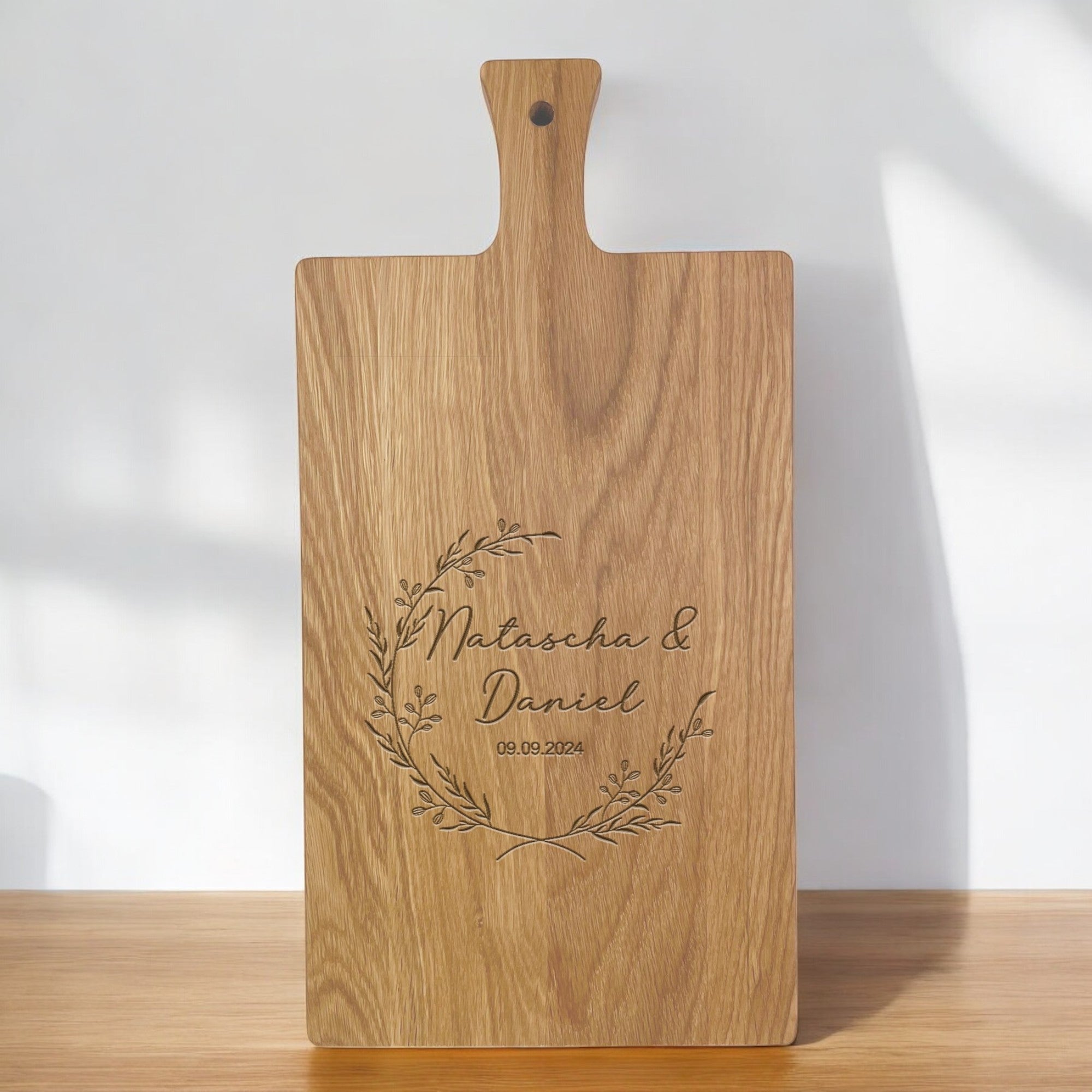 Personalisiertes Schneidebrett zur Hochzeit | Hochzeitsgeschenk mit Gravur | Brautpaar Geschenk | Blumenkranz mit Namen des Brautpaars