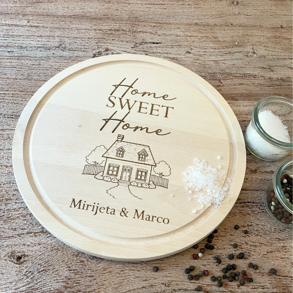 Personalisierte Geschenkidee zum Einzug – Rundes Schneidebrett Home Sweet Home aus Holz mit Gravur & Namen (20 cm / 25 cm)