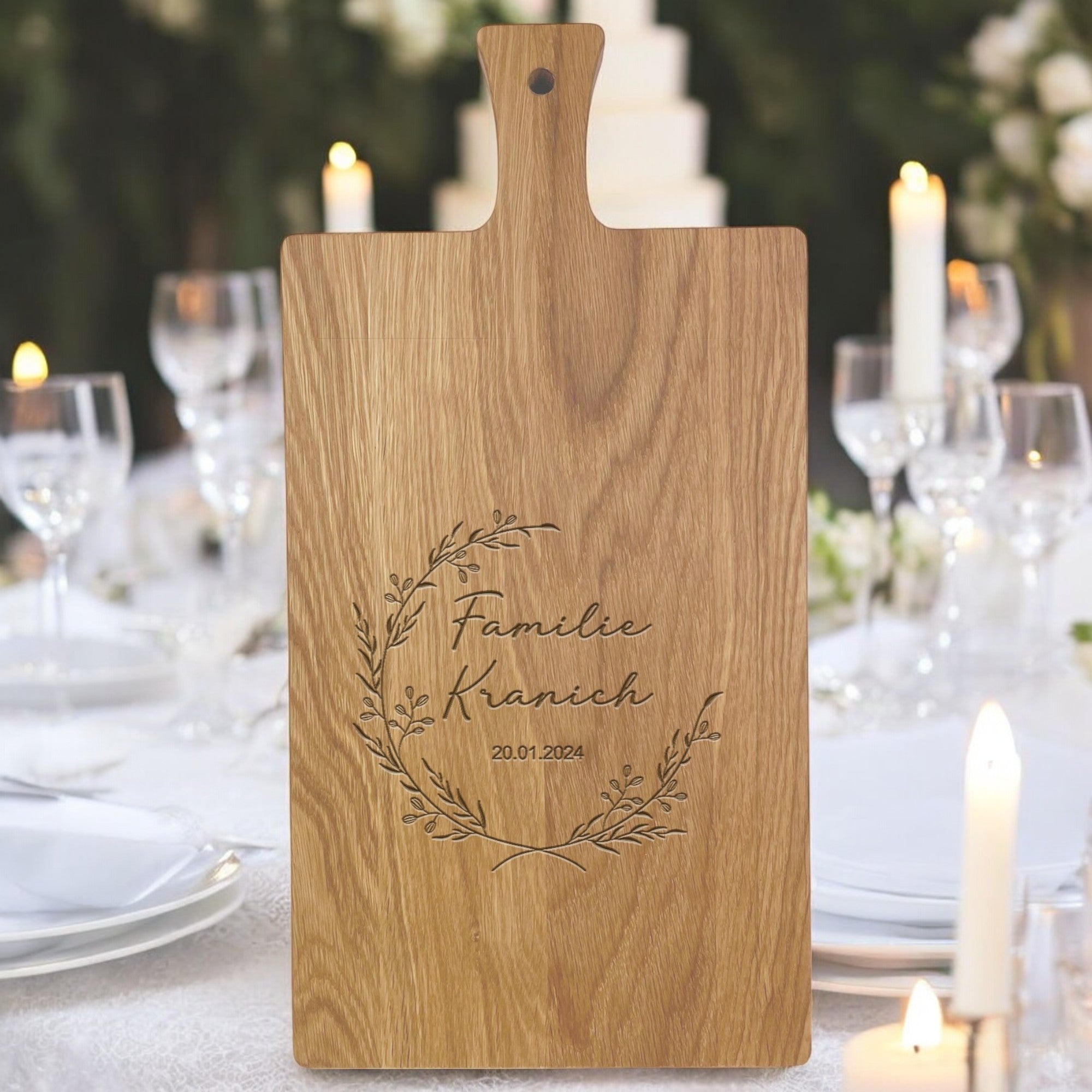 Personalisiertes Schneidebrett zur Hochzeit | Hochzeitsgeschenk mit Gravur | Brautpaar Geschenk | Blumenkranz mit Namen des Brautpaars