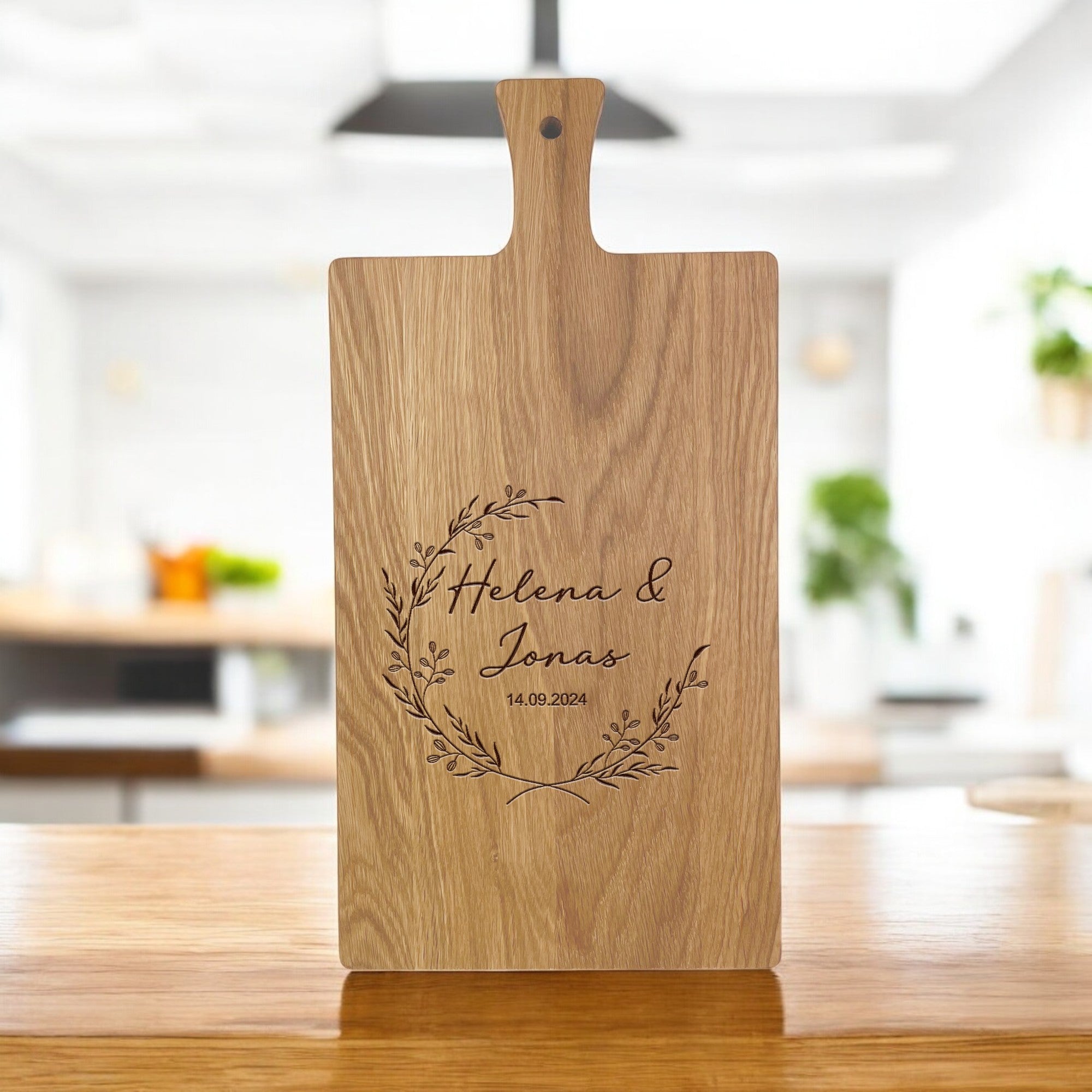 Personalisiertes Schneidebrett zur Hochzeit | Hochzeitsgeschenk mit Gravur | Brautpaar Geschenk | Blumenkranz mit Namen des Brautpaars
