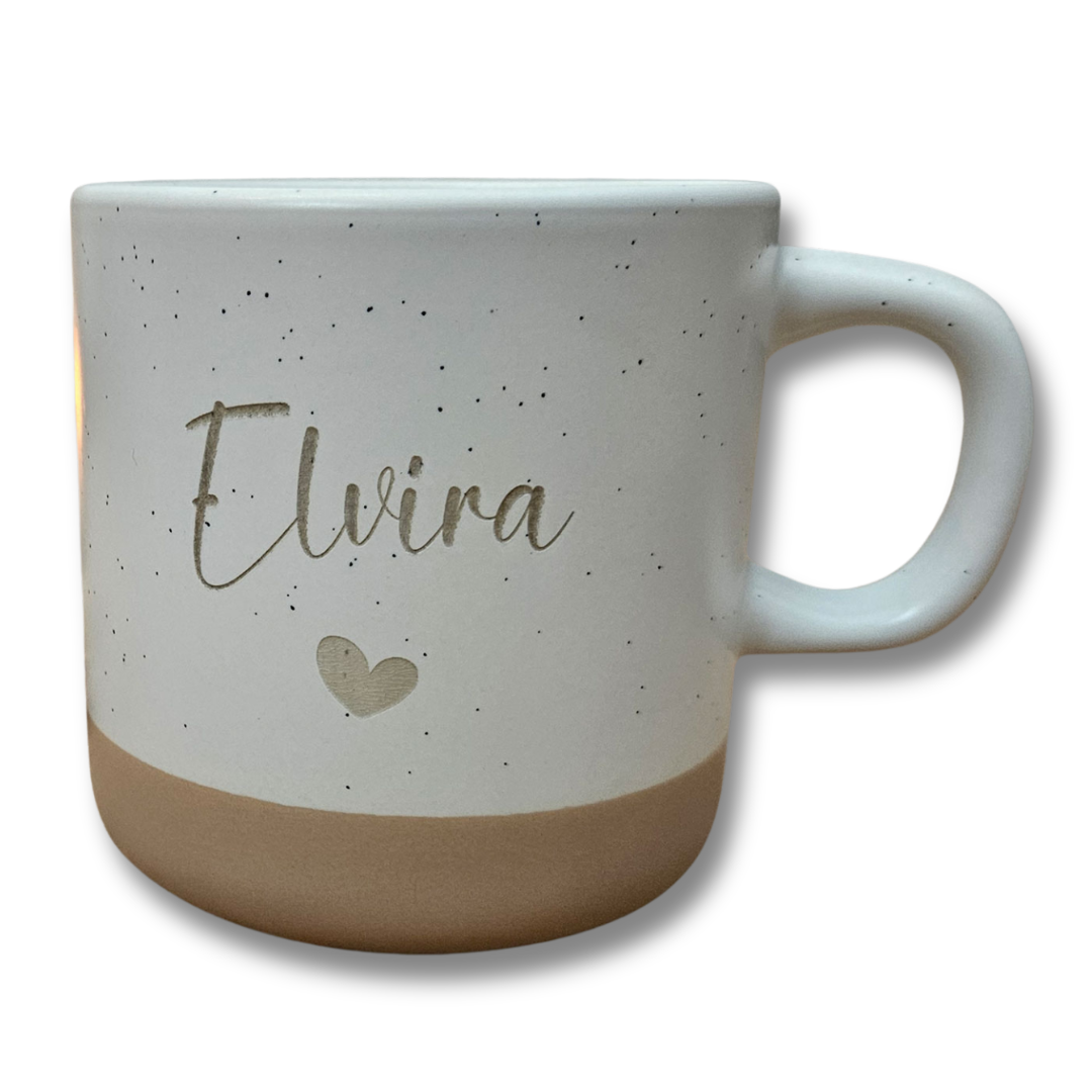 Personalisierte Tasse mit Namen Elvira und Herzgravur – ein liebevolles Geschenk mit individueller Note.