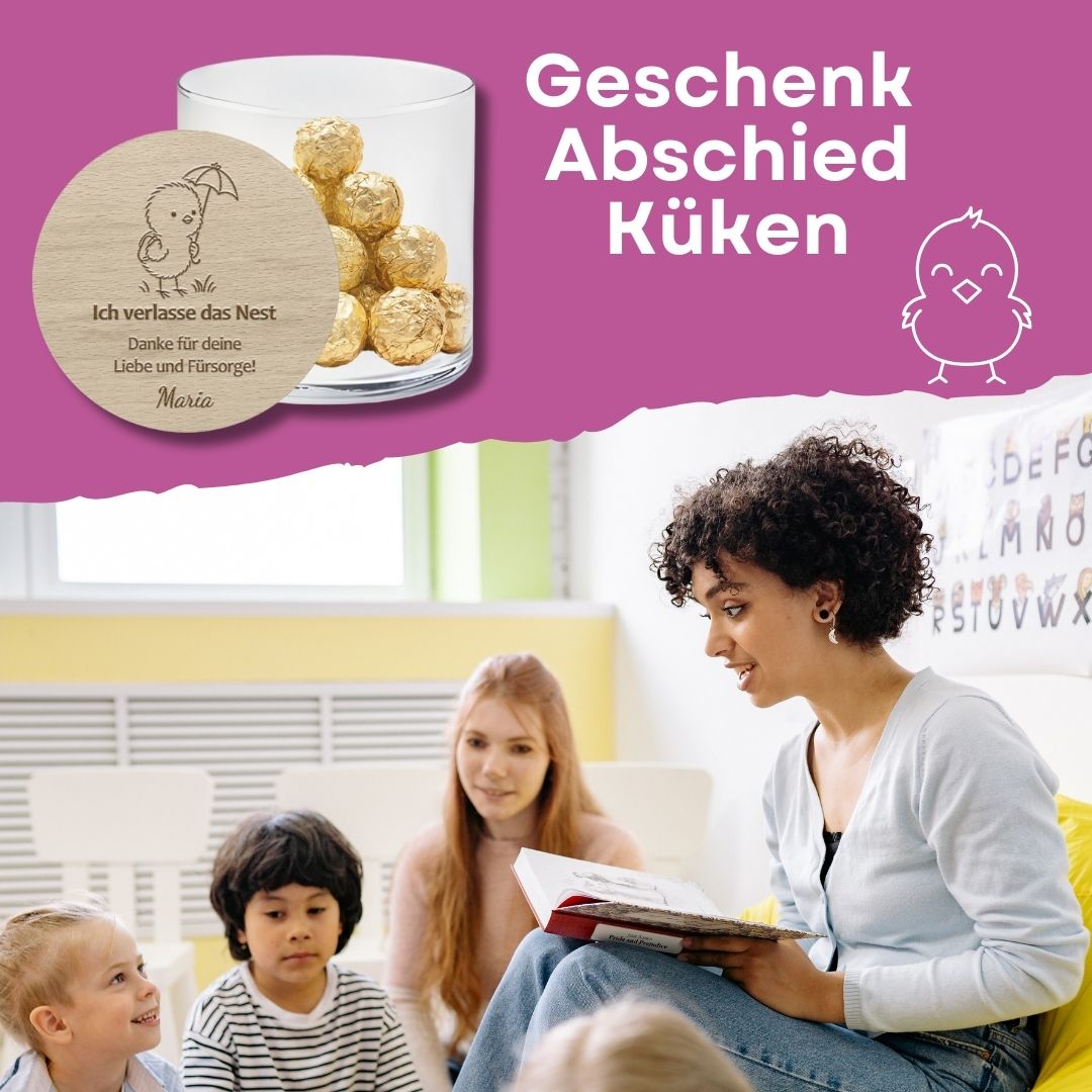 Kindergartenszene mit Erzieherin und personalisiertem Geschenkglas mit Küken-Design