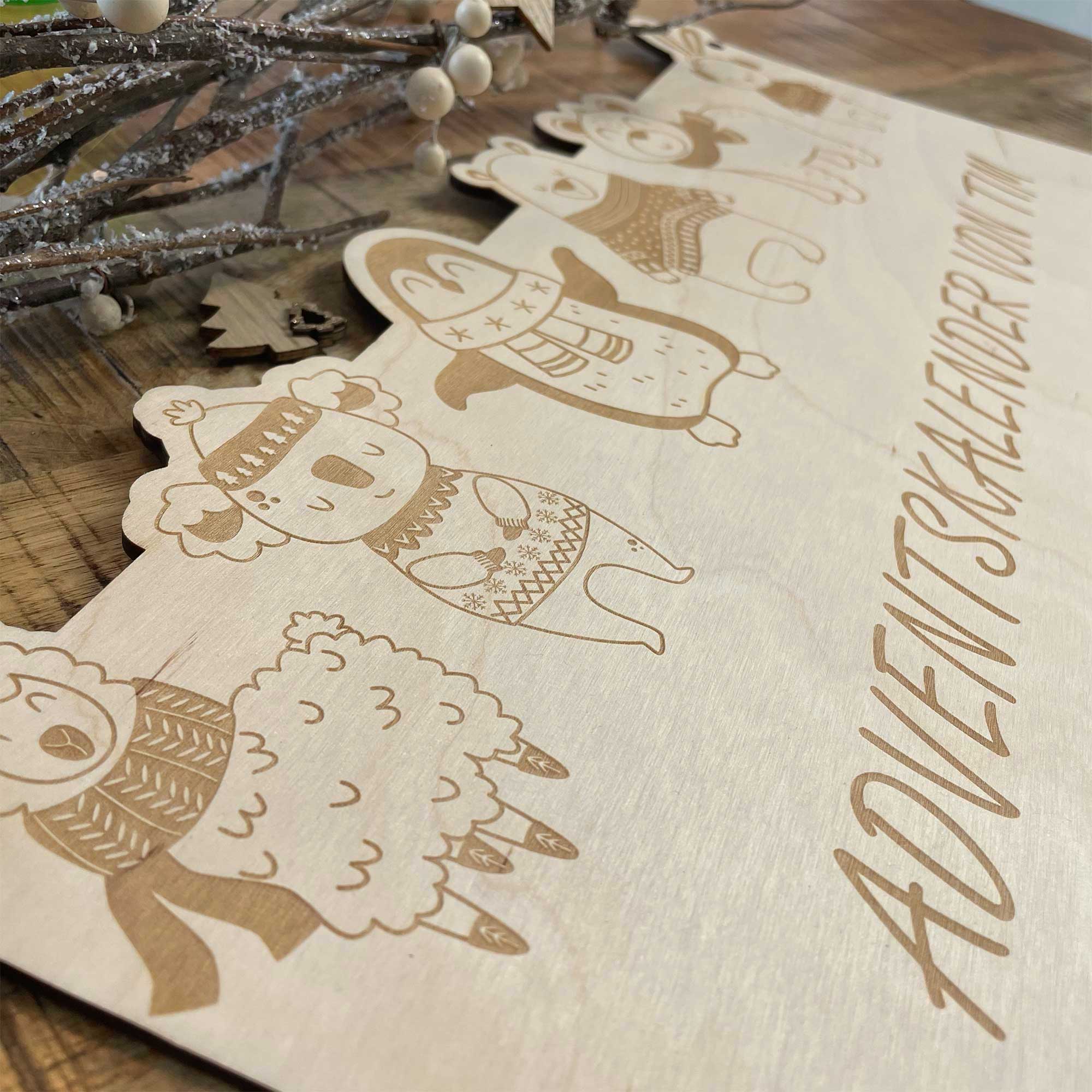 Detailaufnahme vom personalisierten Adventskalender Holz mit Wintertieren und Gravur – DIY Adventskalender zum Befüllen