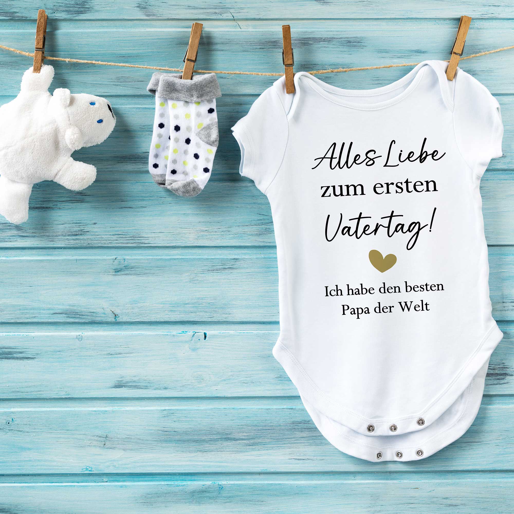 Personalisierter Baby Body zum Vatertag an Wäscheleine – Herzfarbe wählbar