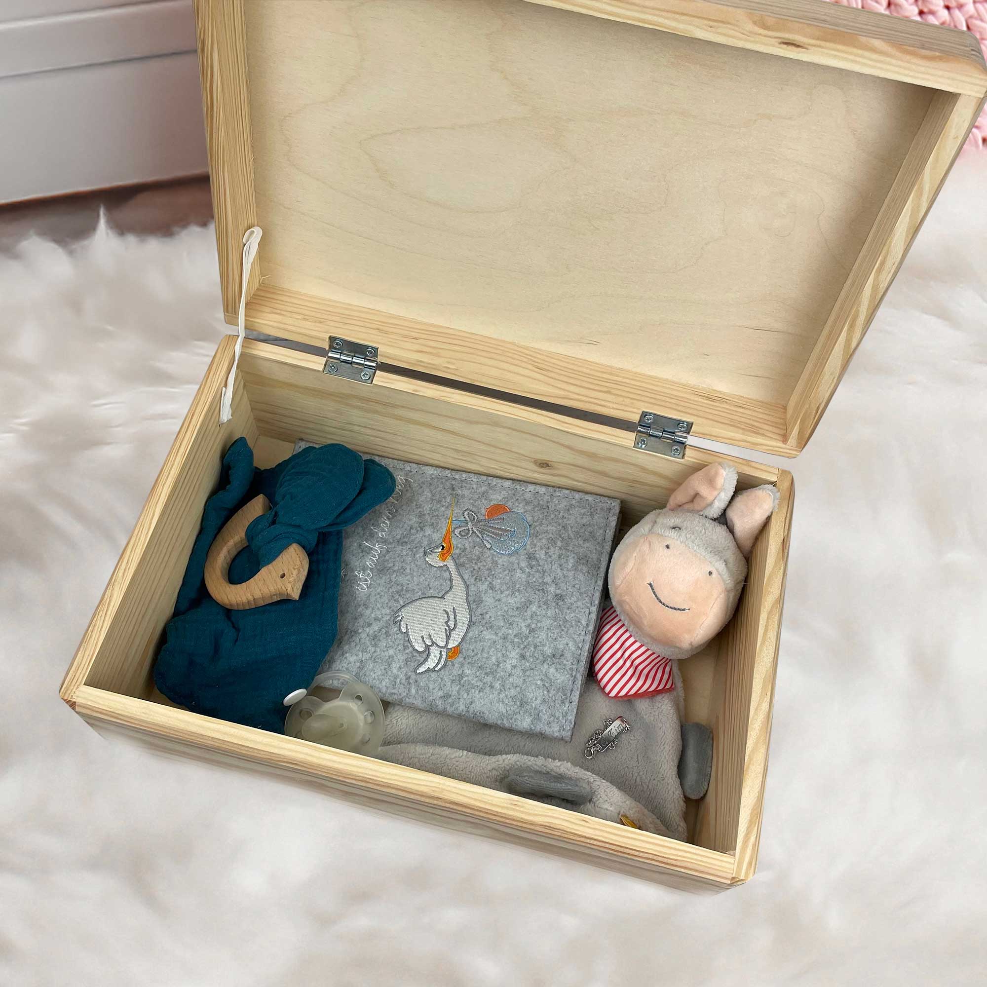 Kleine Erinnerungskiste Baby mit Stofftier, Schnuller und Erinnerungsstücken