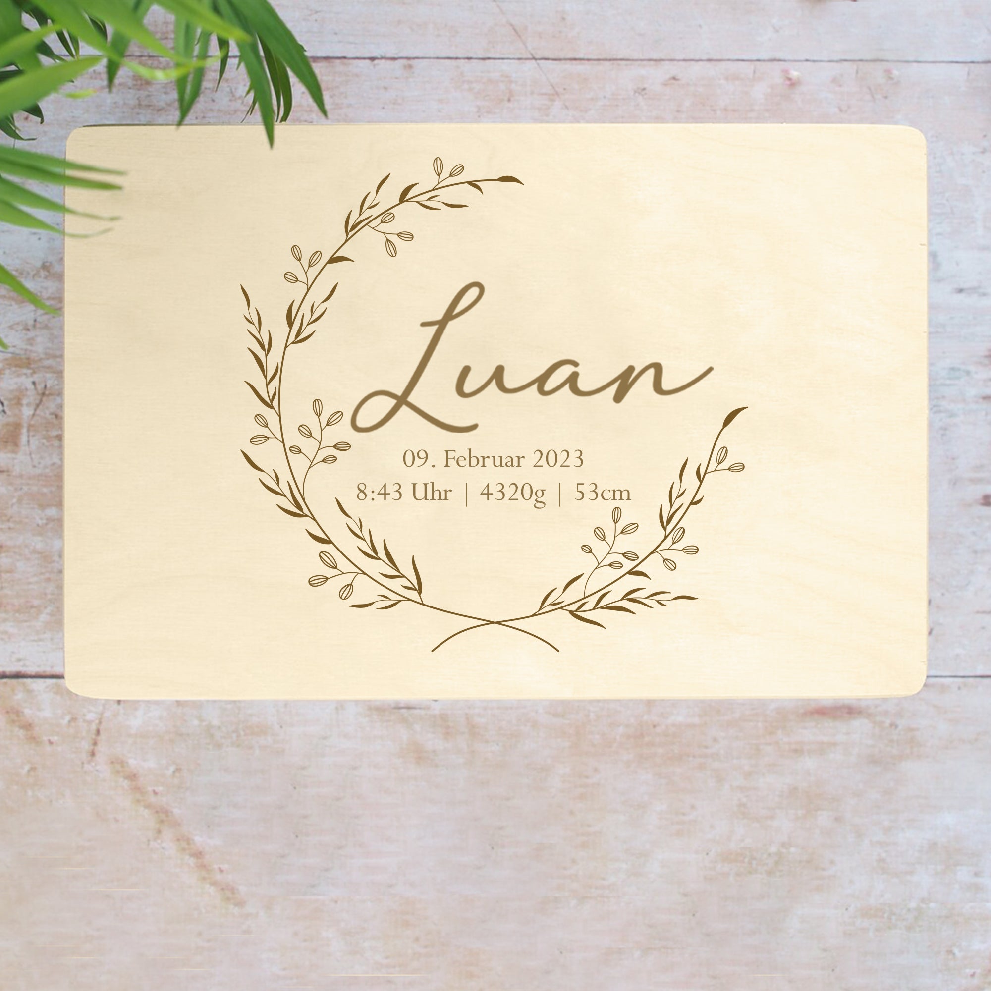 Obenansicht einer personalisierten Baby Erinnerungskiste mit Blumenkranz-Gravur