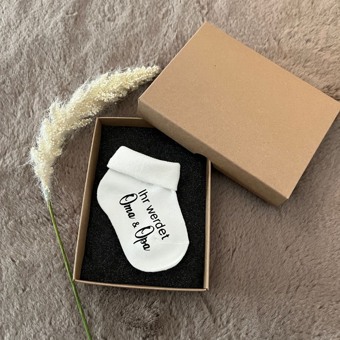 Babysocke mit Aufdruck „Ihr werdet Oma & Opa"