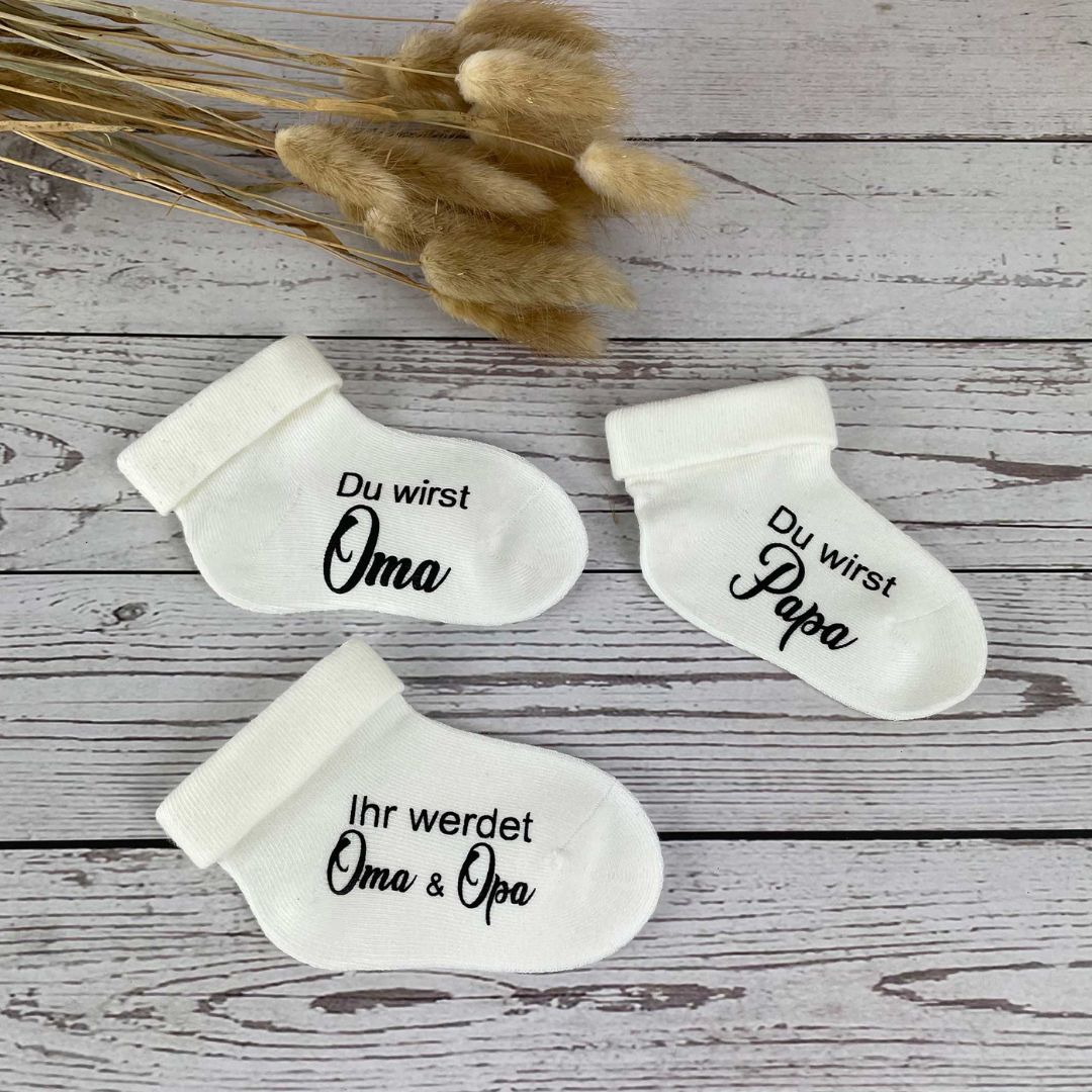 Babysocke mit Aufdruck „Ihr werdet Oma & Opa“ in