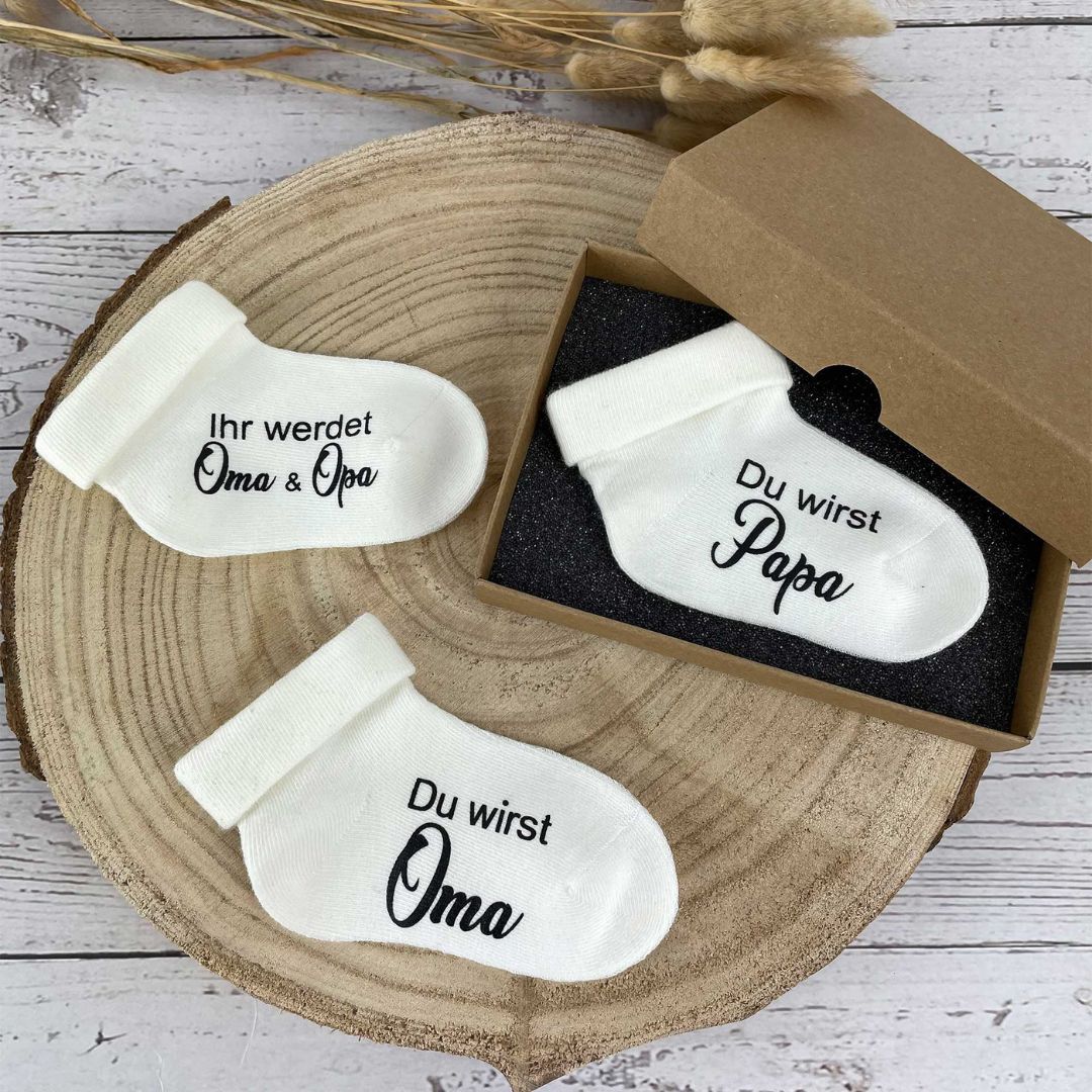 Geschenkidee zur Schwangerschaft: Babysocken mit Aufdruck für Oma, Opa und Papa
