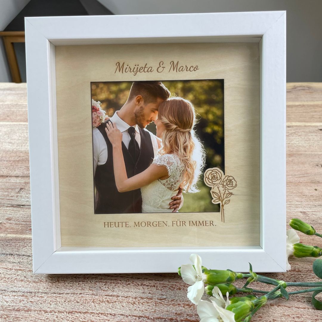 3D Bilderrahmen mit gravierten Namen und Fotoausschnitt im Holzpassepartout – perfekt als Geldgeschenk zur Hochzeit.
