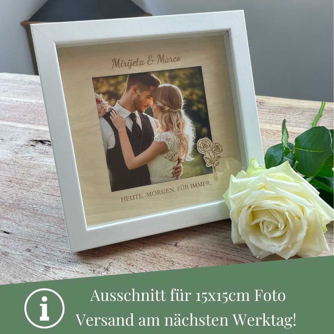 Weißer Bilderrahmen mit Passepartout aus Birkenholz, individueller Gravur und Platz für ein Hochzeitsfoto.