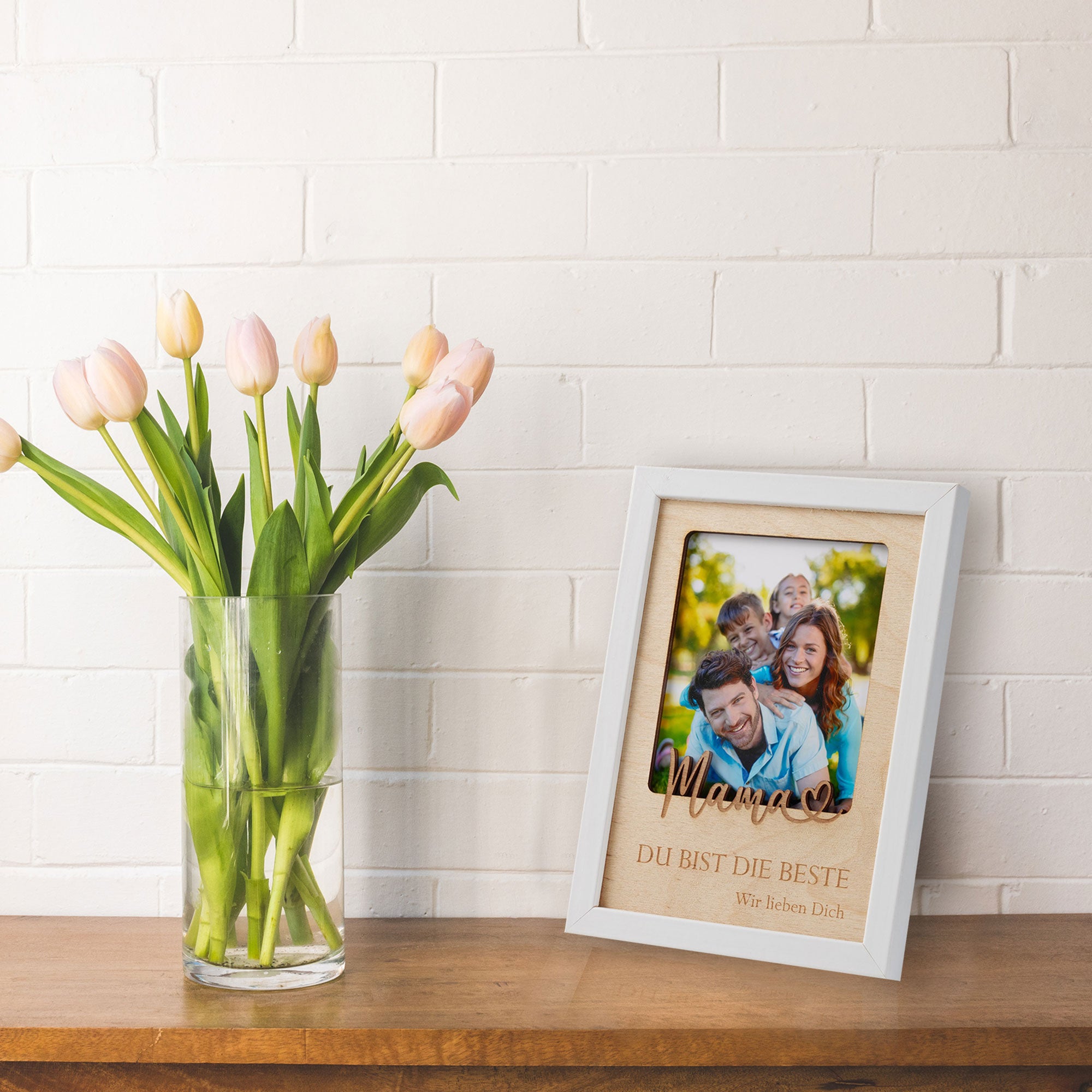 Dekorierter Mama Bilderrahmen mit Tulpenvase