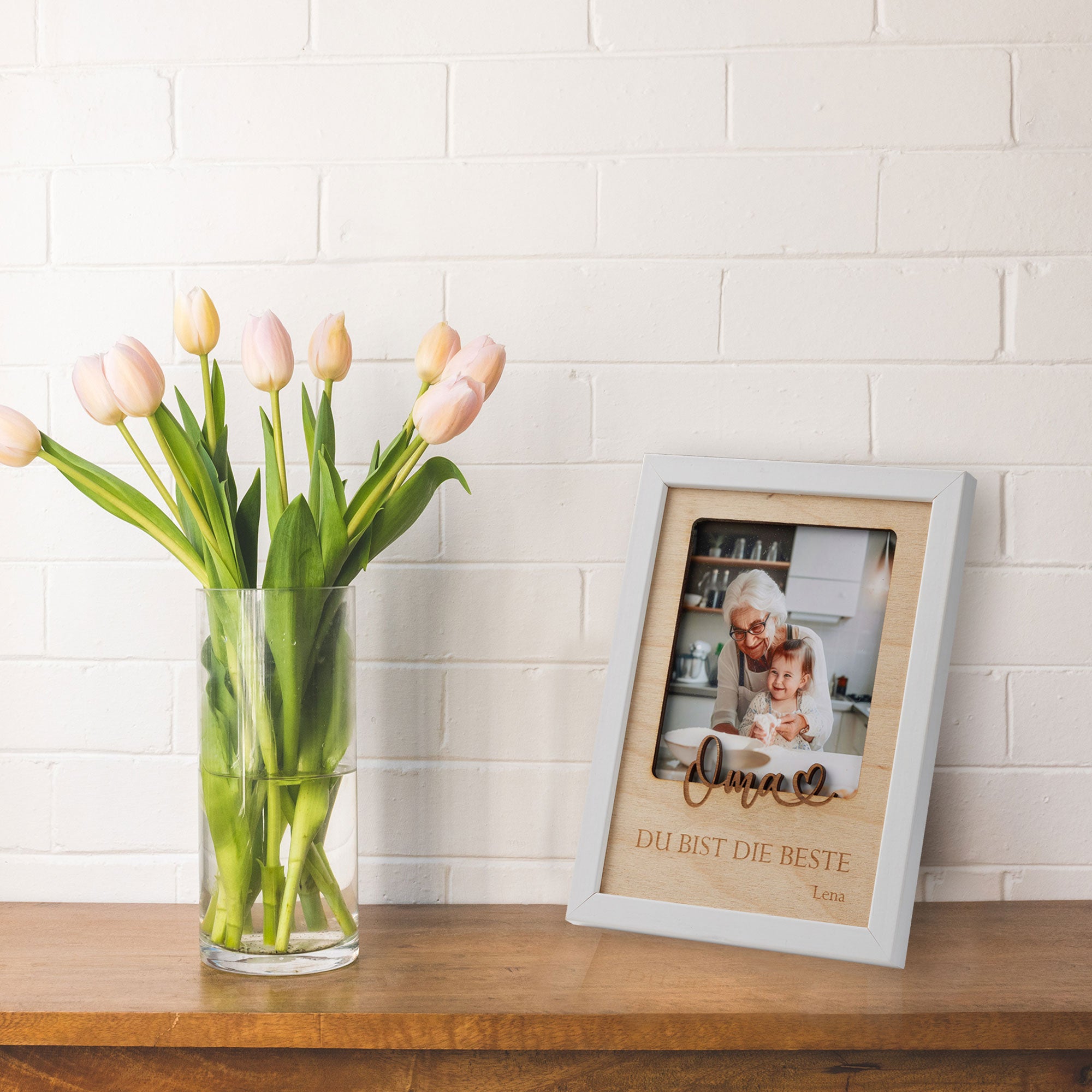 Dekoratives Geschenk für Oma – Bilderrahmen mit Gravur auf Schrank mit Blumen