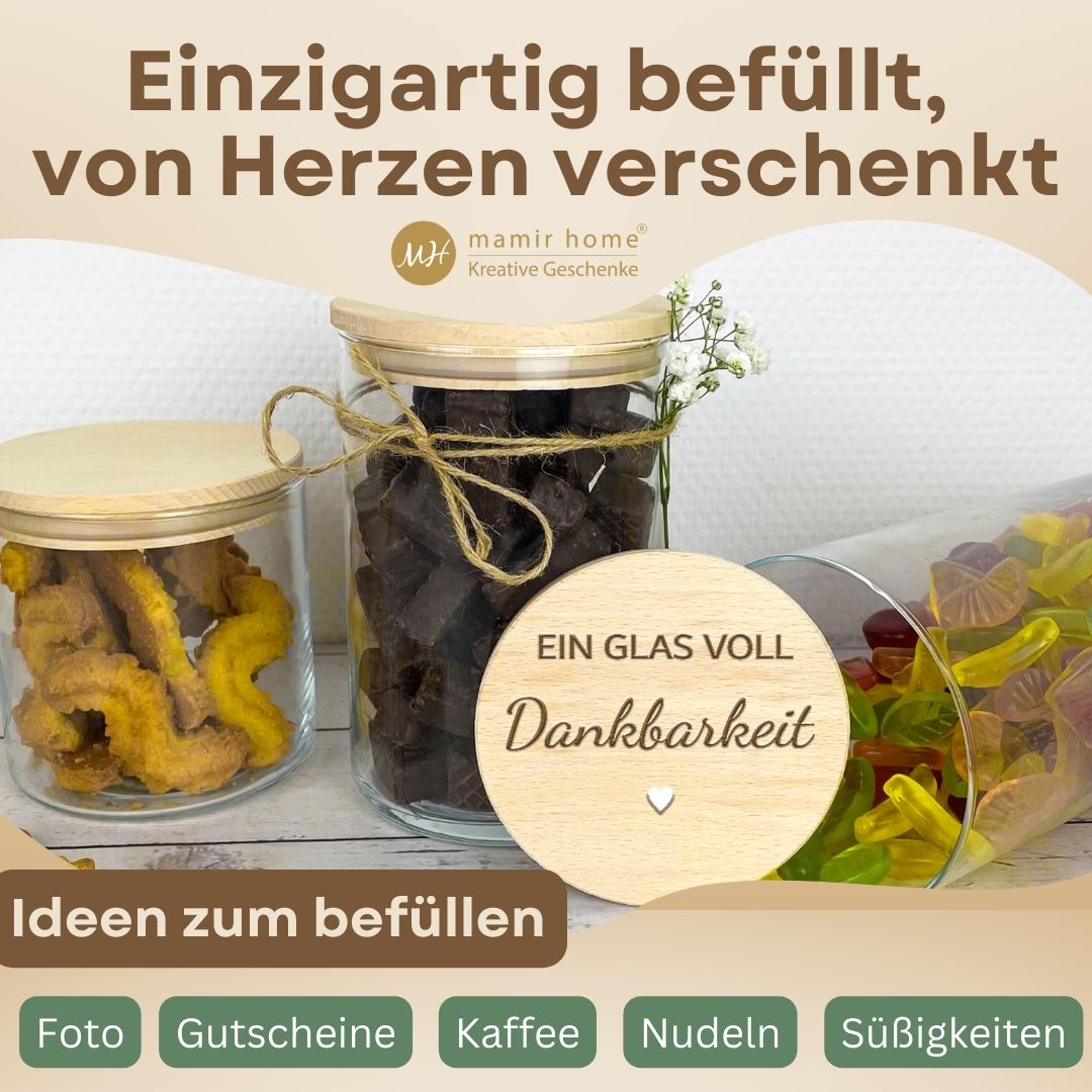 Zwei befüllte Gläser mit dem gravierten Holzdeckel 'Ein Glas voll Dankbarkeit' und Ideen zum Befüllen