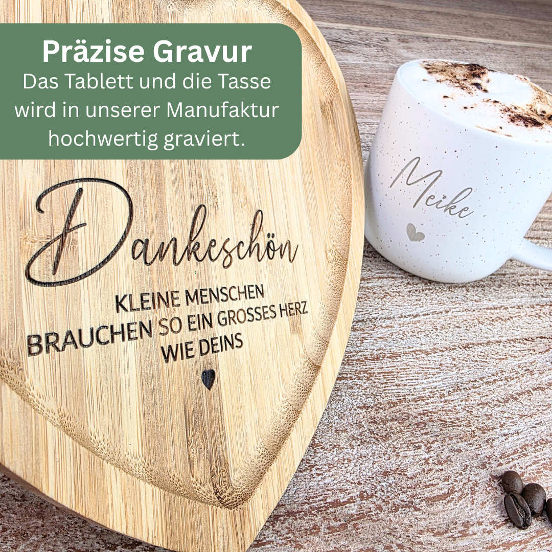 Abschiedsgeschenk Erzieherin – Personalisierte Tasse mit Namen & Herz-Tablett - KLEINE MENSCHEN BRAUCHEN SO EIN GROSSES HERZ WIE DEINS