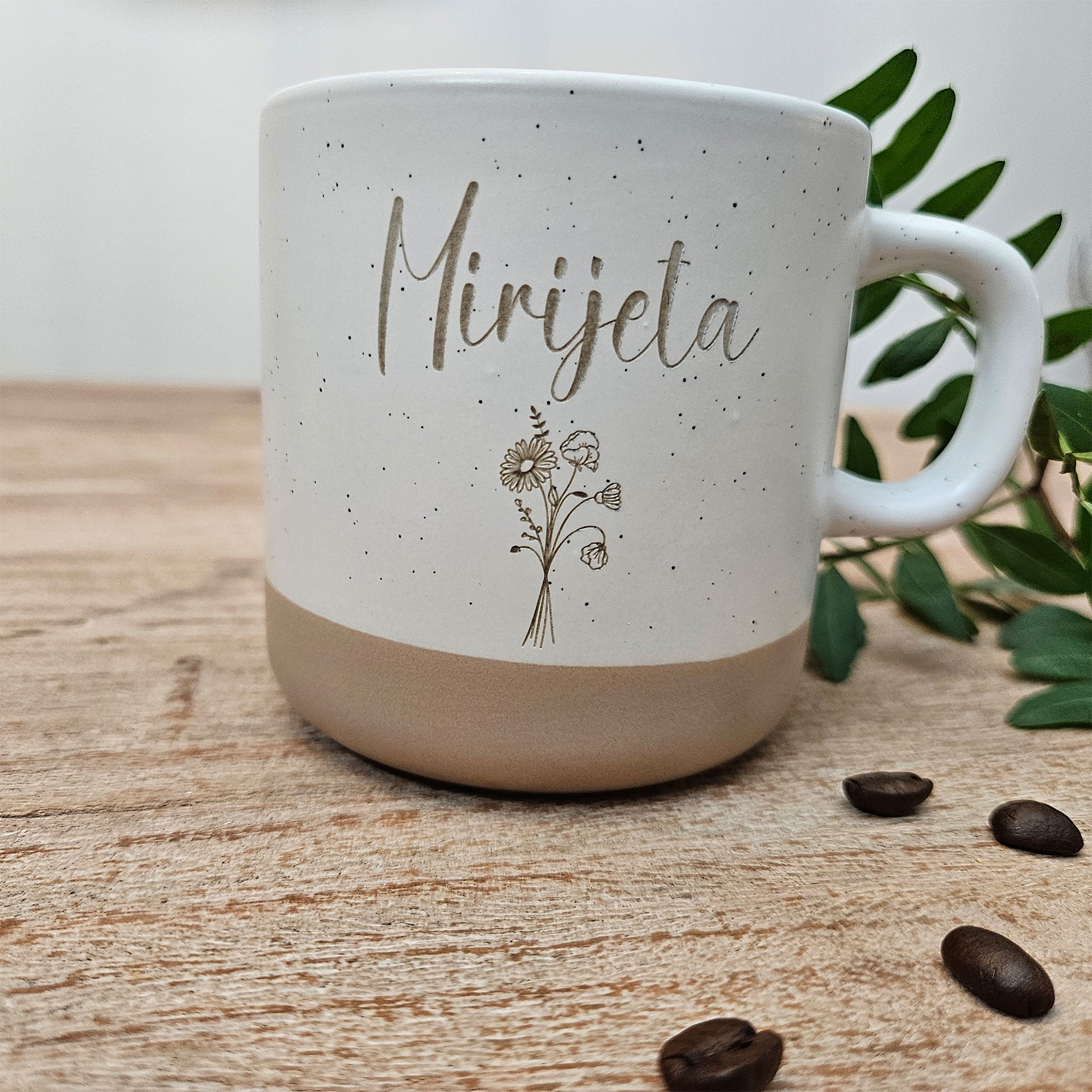 Ehefrau Geschenk – personalisierte Steingut-Tasse mit Name und Geburtsblume