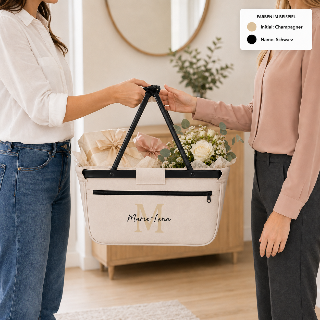 Zwei Frauen überreichen einen personalisierten Einkaufskorb mit champagnerfarbenem M und dem Namen Marie-Lena als Geschenk.