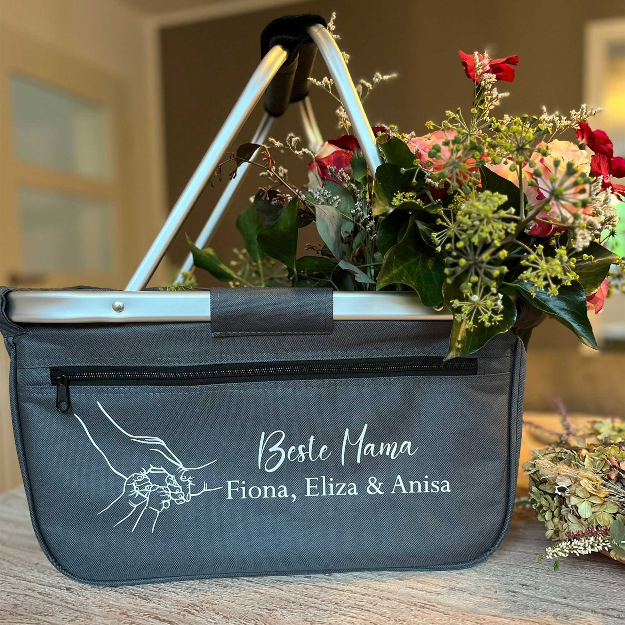 Einkaufskorb 'Beste Mama' mit Blumen gefüllt – Szene auf einem Holztisch