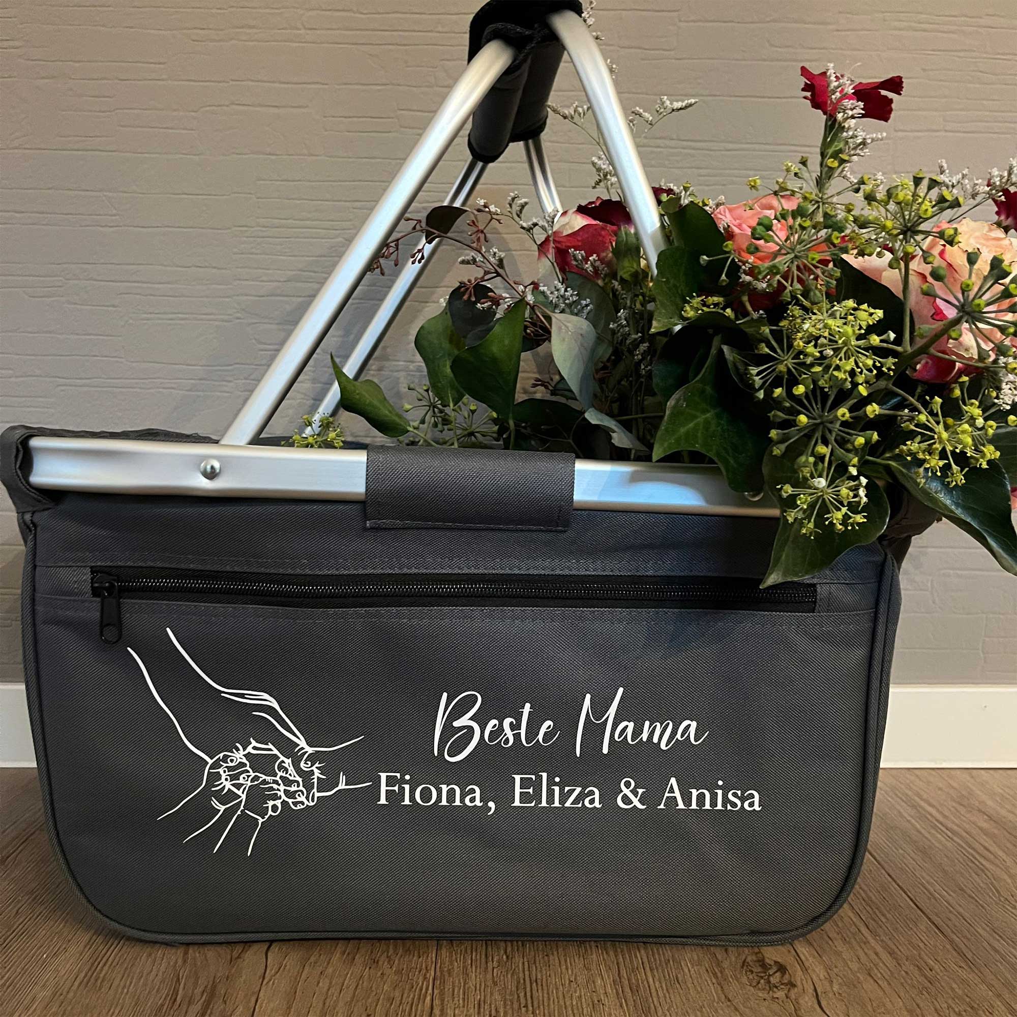 Einkaufskorb für Mama mit Blumenarrangement – an Wand gelehnt