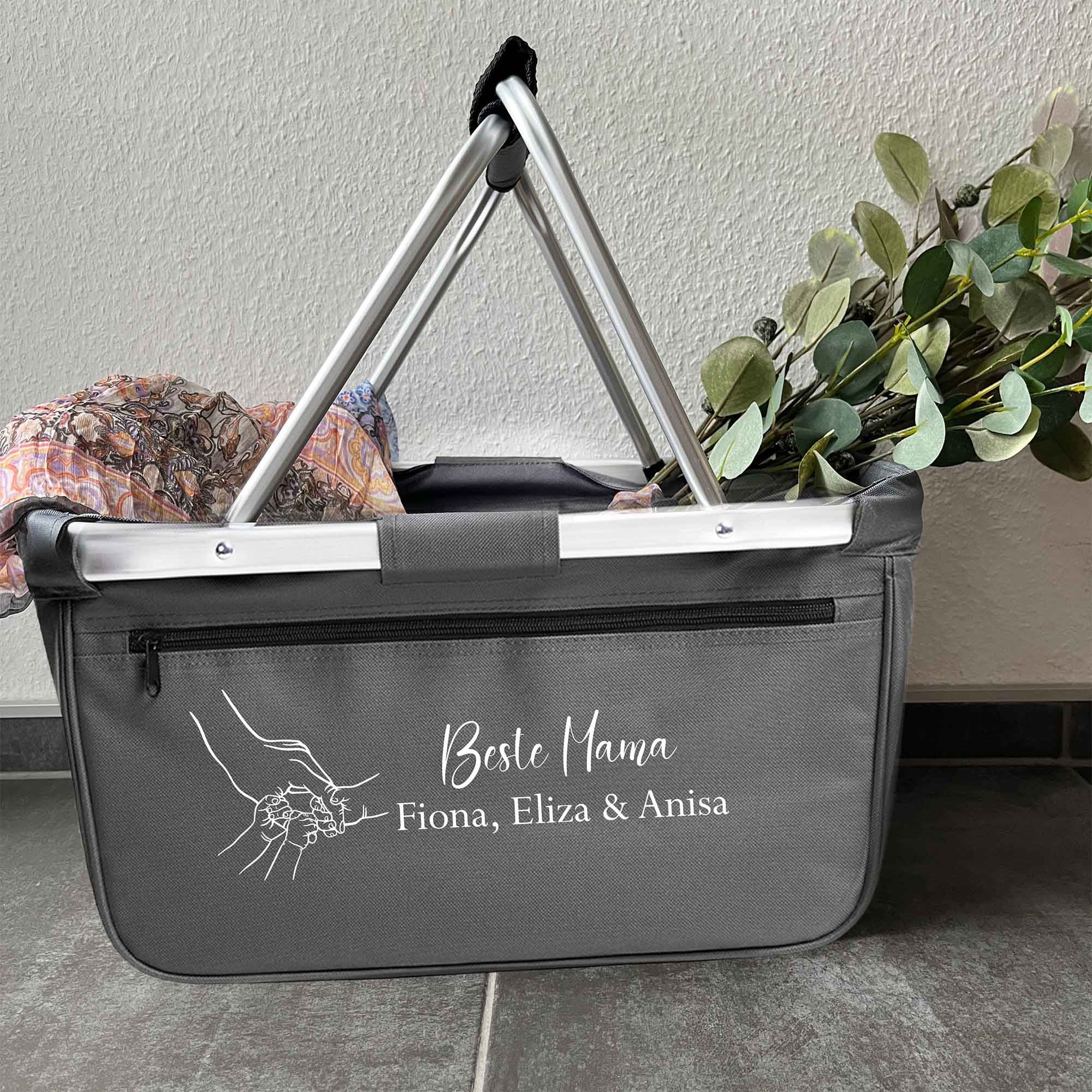 Personalisierter Einkaufskorb für Mama – dekorativ am Boden mit Schal und Eukalyptus