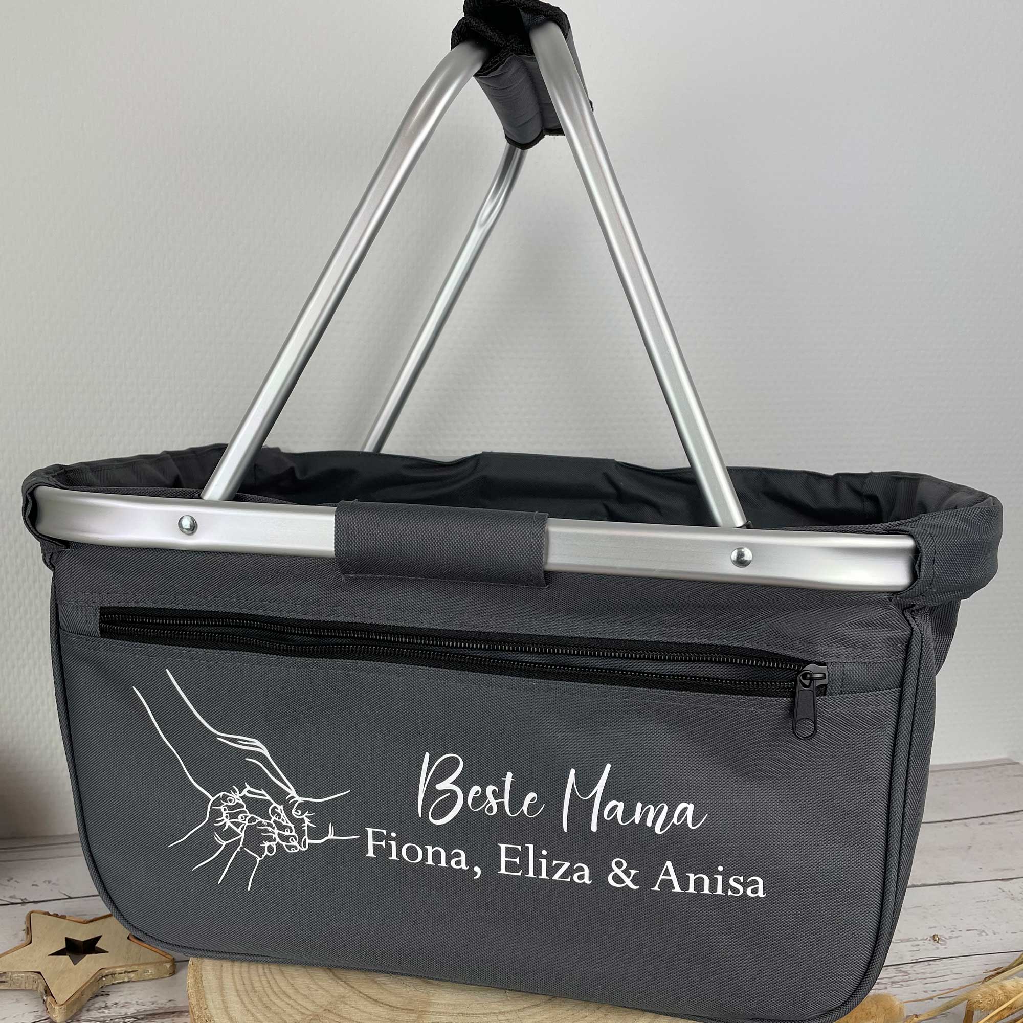 Einkaufskorb 'Beste Mama' in Szene gesetzt auf Holzuntergrund – Nahaufnahme