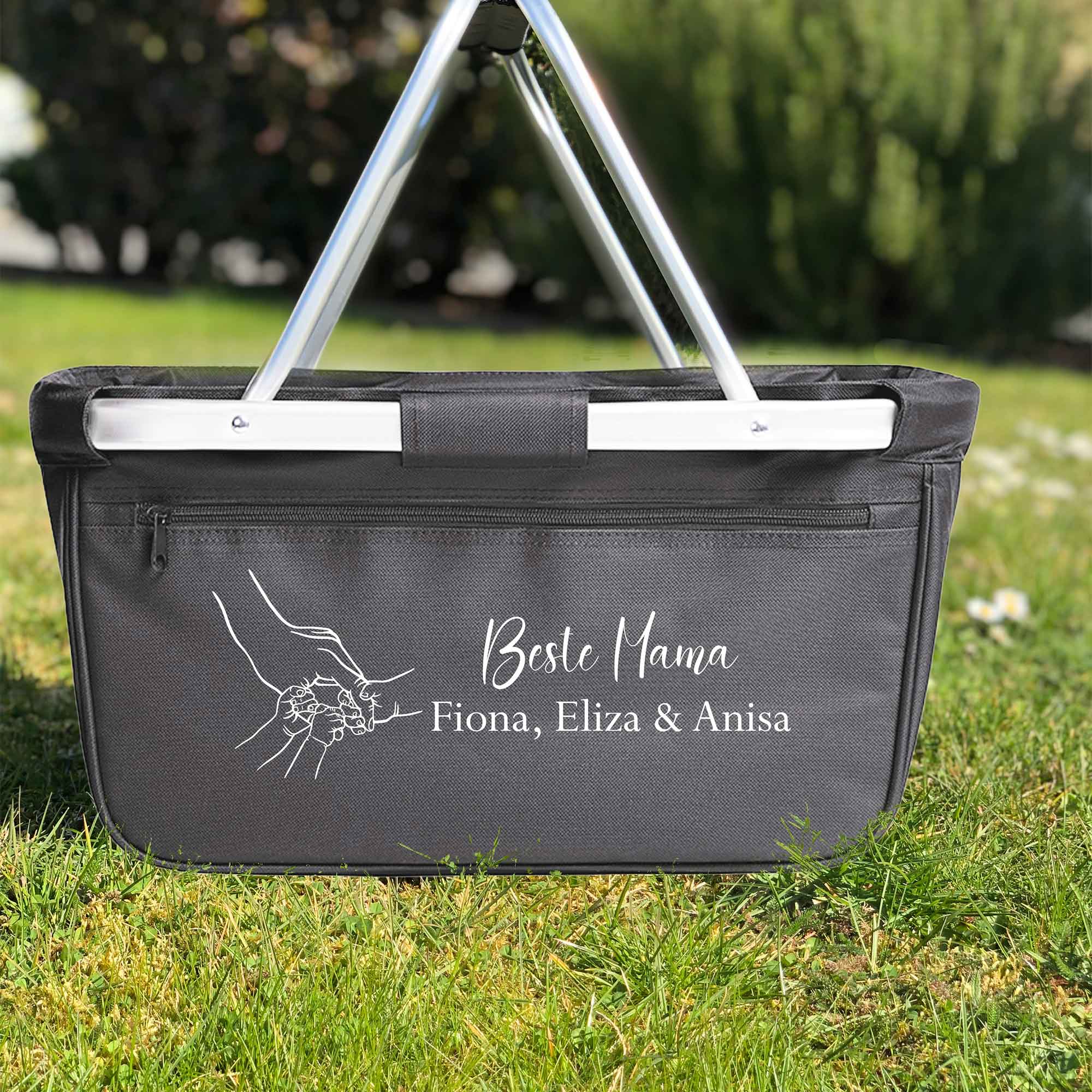 Einkaufskorb 'Beste Mama' mit Kindernamen – fotografiert im Freien auf Wiese