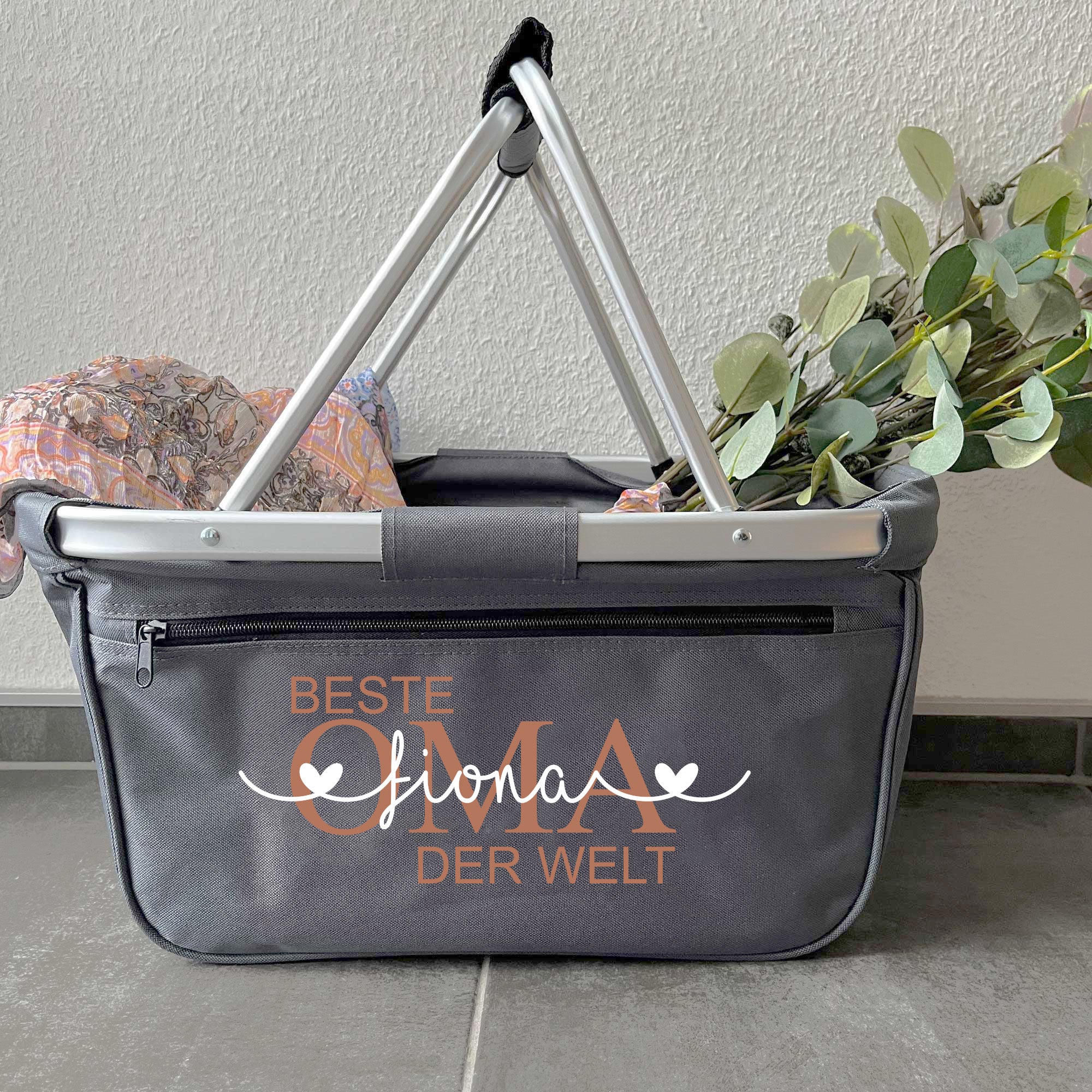 Grauer Einkaufskorb mit Herzschrift-Namen Fiona – Aufdruck Beste Oma der Welt in Orange