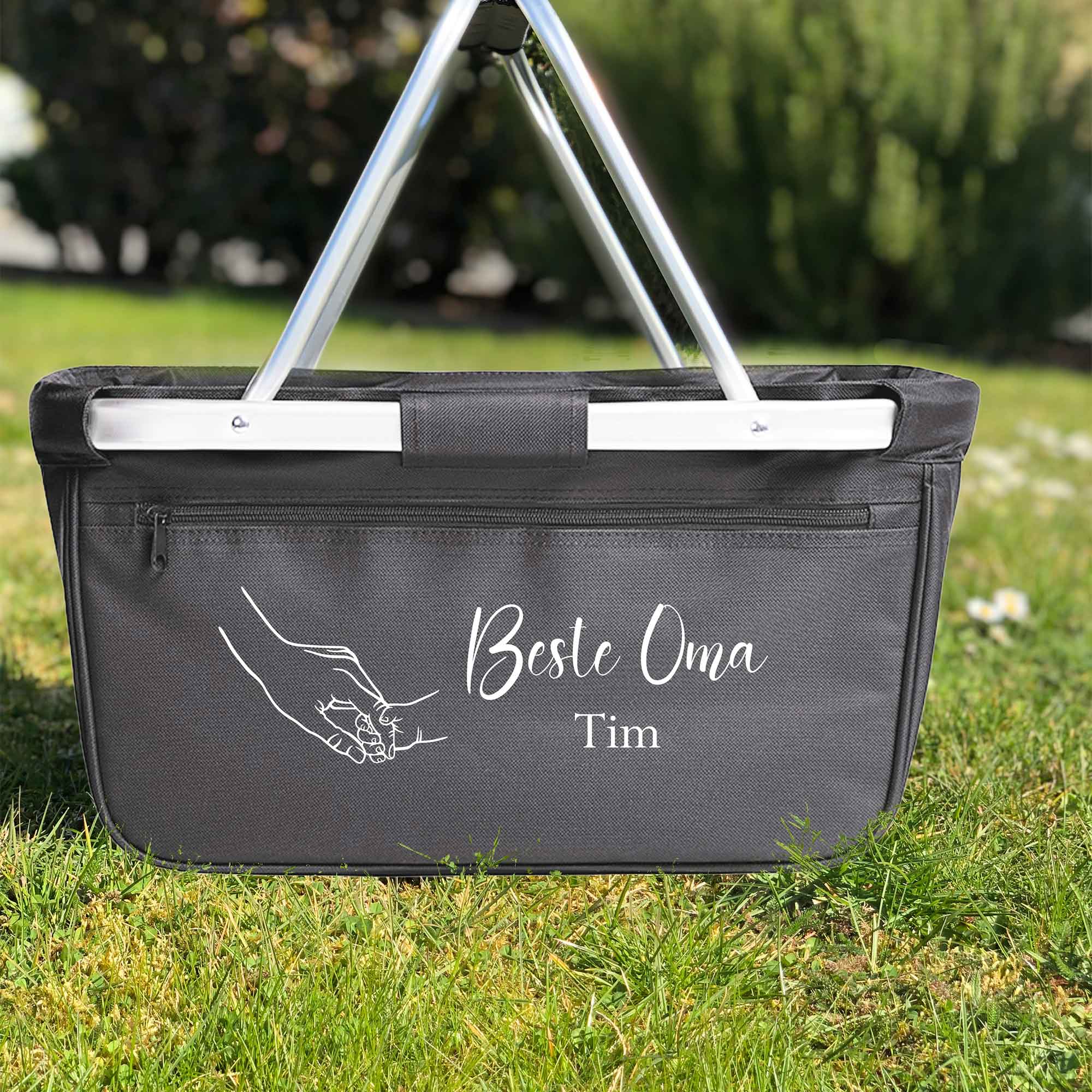 Personalisierter Einkaufskorb für Oma mit Handmotiv und Namen – fotografiert im Grünen