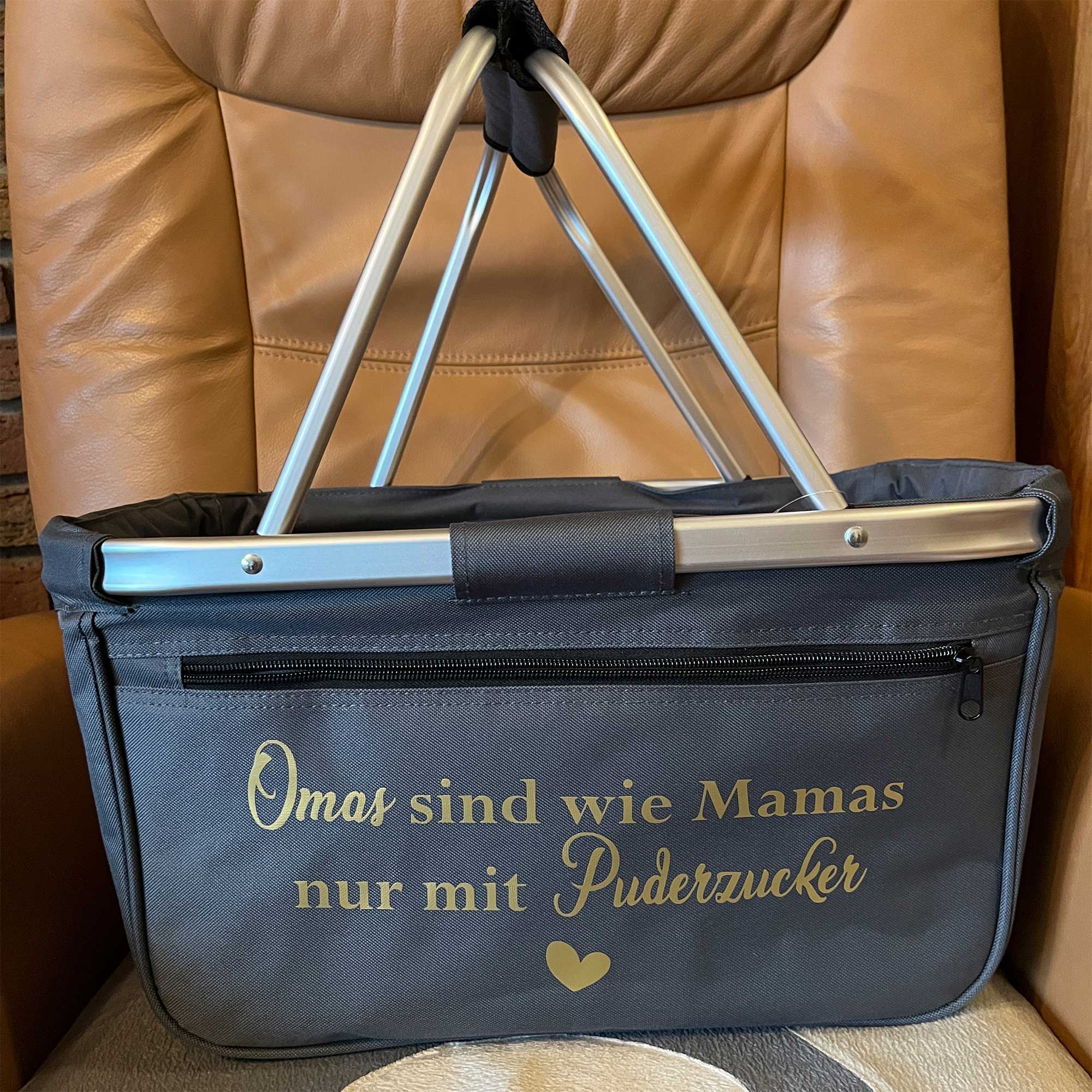Einkaufskorb Omas sind wie Mamas nur mit Puderzucker in Anthrazit auf Sessel platziert