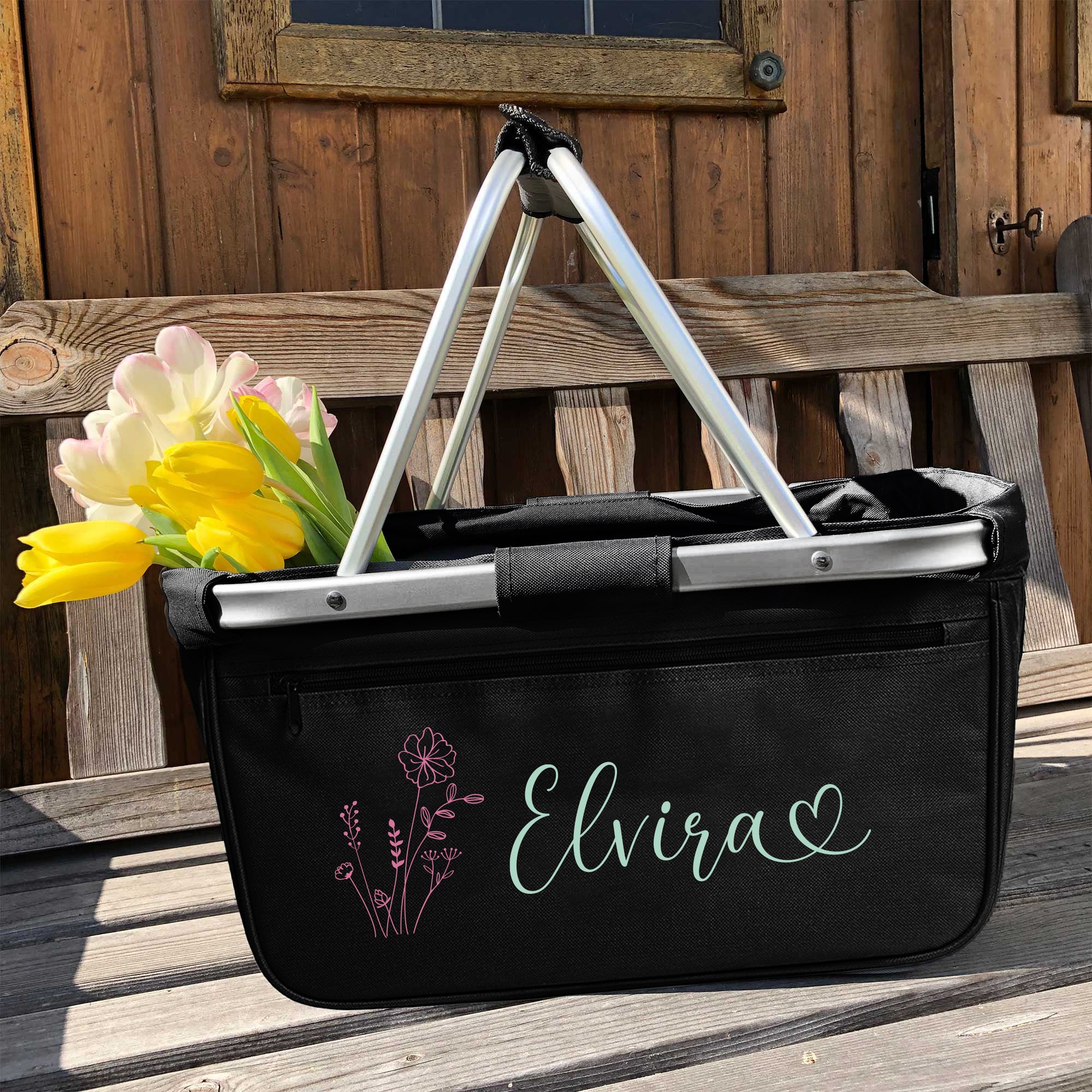 Personalisierter schwarzer Einkaufskorb mit Name Elvira und Blumenmotiv auf Holzbank mit Tulpen