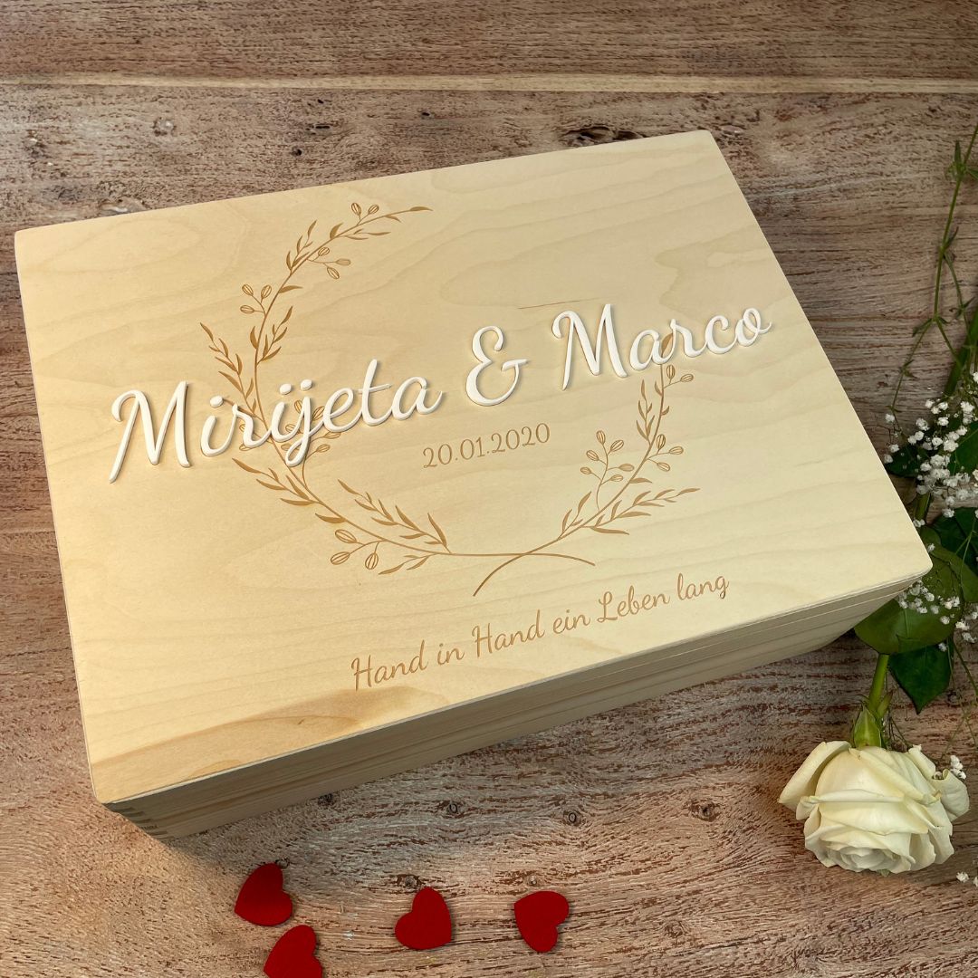 Holz-Erinnerungsbox zur Hochzeit mit 3D-Namen, Gravur und romantischer Deko – ideales Geschenk für das Brautpaar.