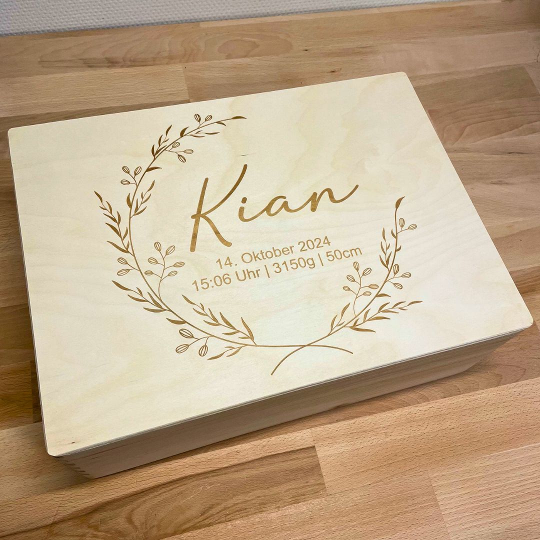 Infobild zur Erinnerungskiste mit Gravur von Name und Geburtsdaten, Design Blumenkranz