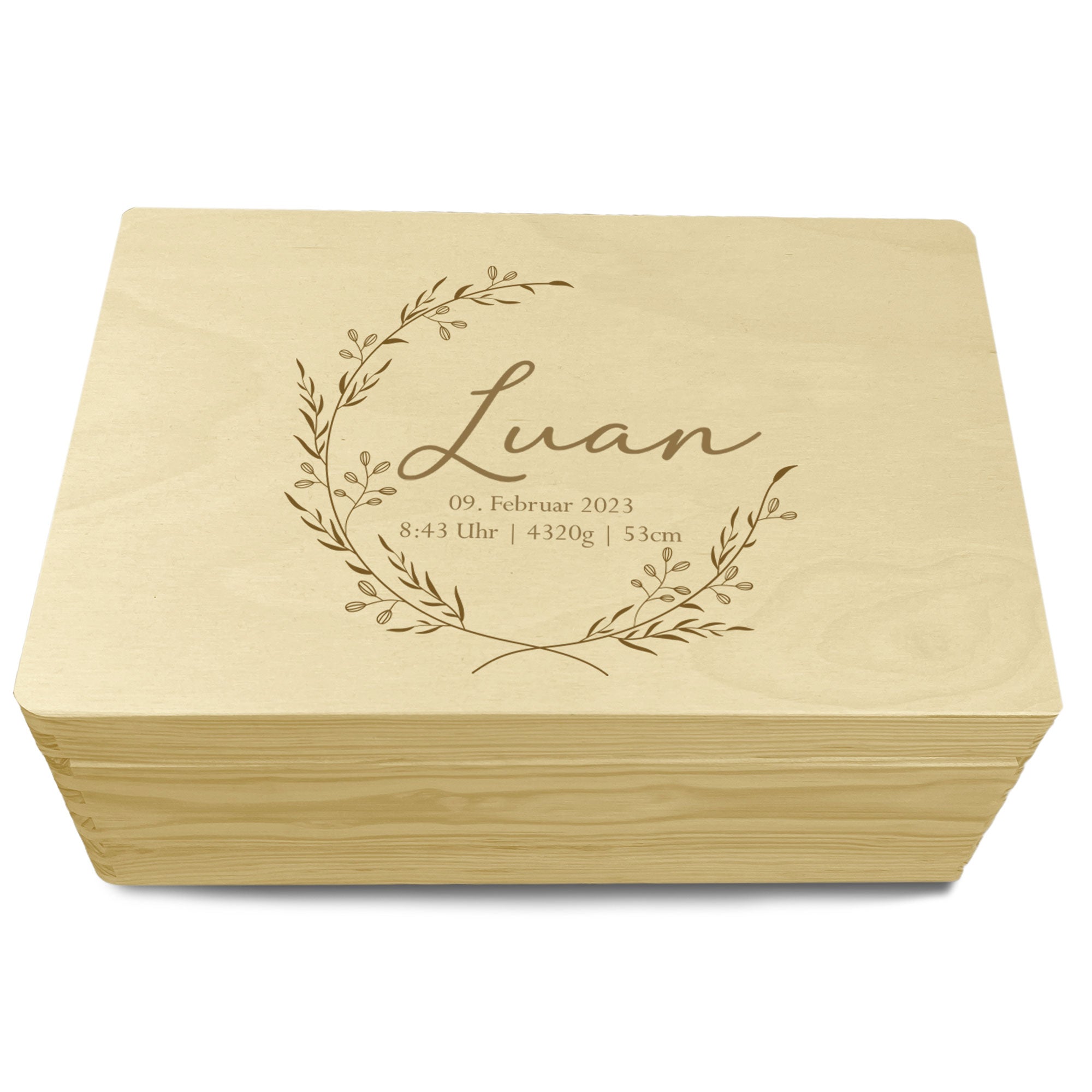 Freigestellte Baby Erinnerungskiste mit Gravur Blumenkranz und Geburtsdaten