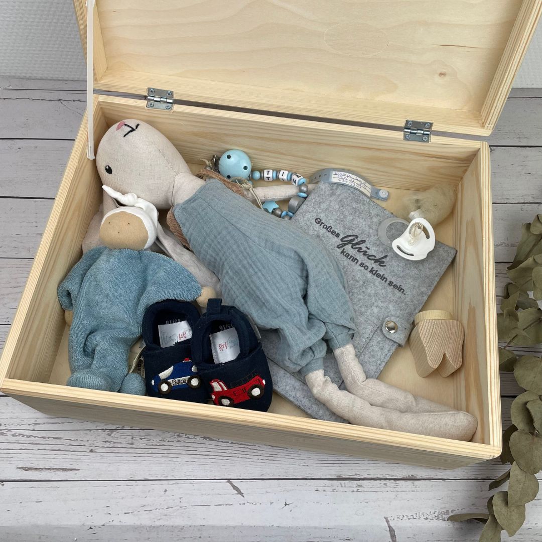 Erinnerungsbox Baby mit Namen Luan und Gravur auf heller Holzplatte fotografiert