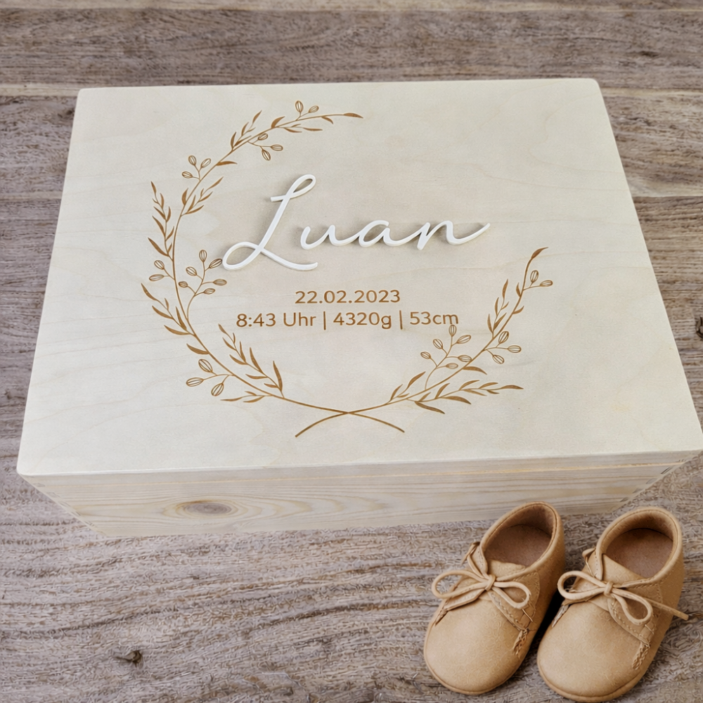 Erinnerungskiste Baby personalisiert mit 3D Namen – Holz Erinnerungsbox zur Geburt & Taufe – Geburtsgeschenk & Taufgeschenk
