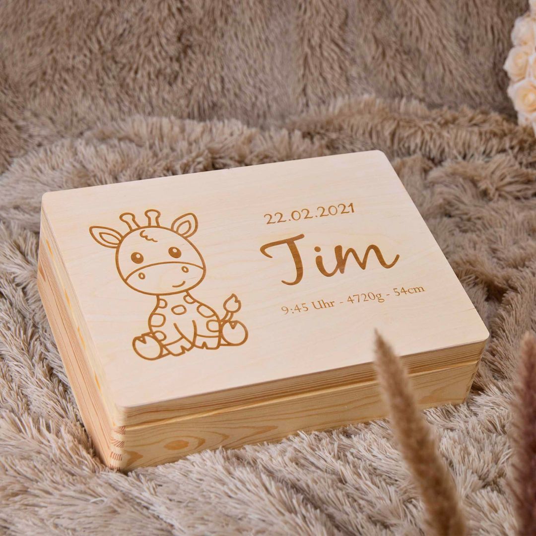 Erinnerungskiste Baby mit Giraffe – gravierte Holzkiste mit Namen auf weicher Decke