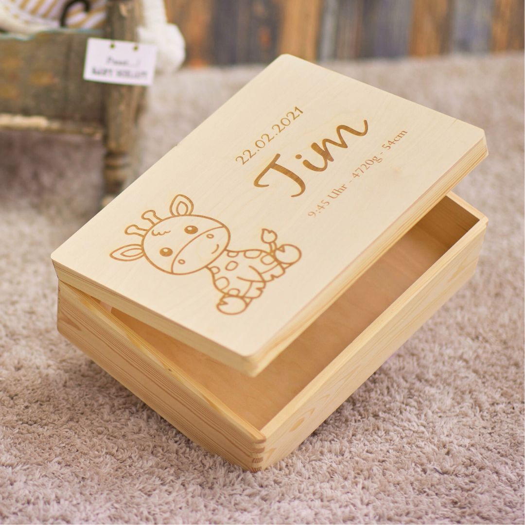 Holzkiste mit Giraffenmotiv und Name – Erinnerungskiste für Babys zur Geburt oder Taufe