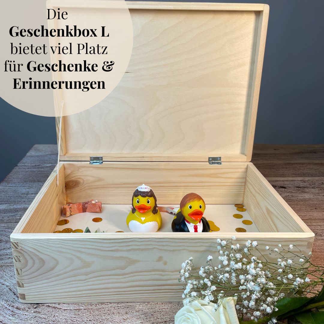 Geöffnete Erinnerungskiste Hochzeit aus Holz, Größe L, mit Platz für Geschenke, Geldscheine und liebevolle Erinnerungen.