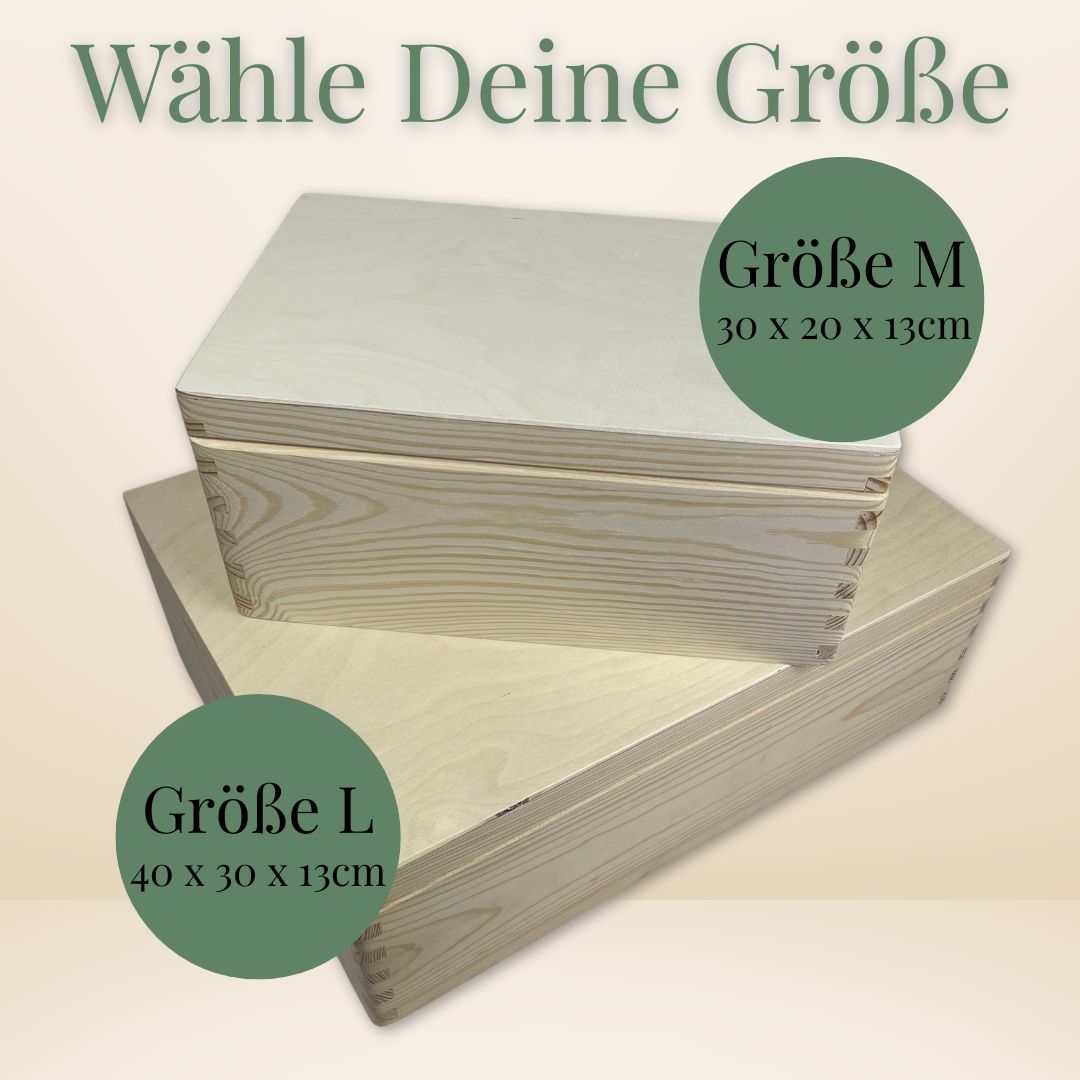 Zwei Größen der Erinnerungskiste zur Hochzeit im Vergleich – Größe M und L aus europäischem Holz mit personalisierter Gravur.