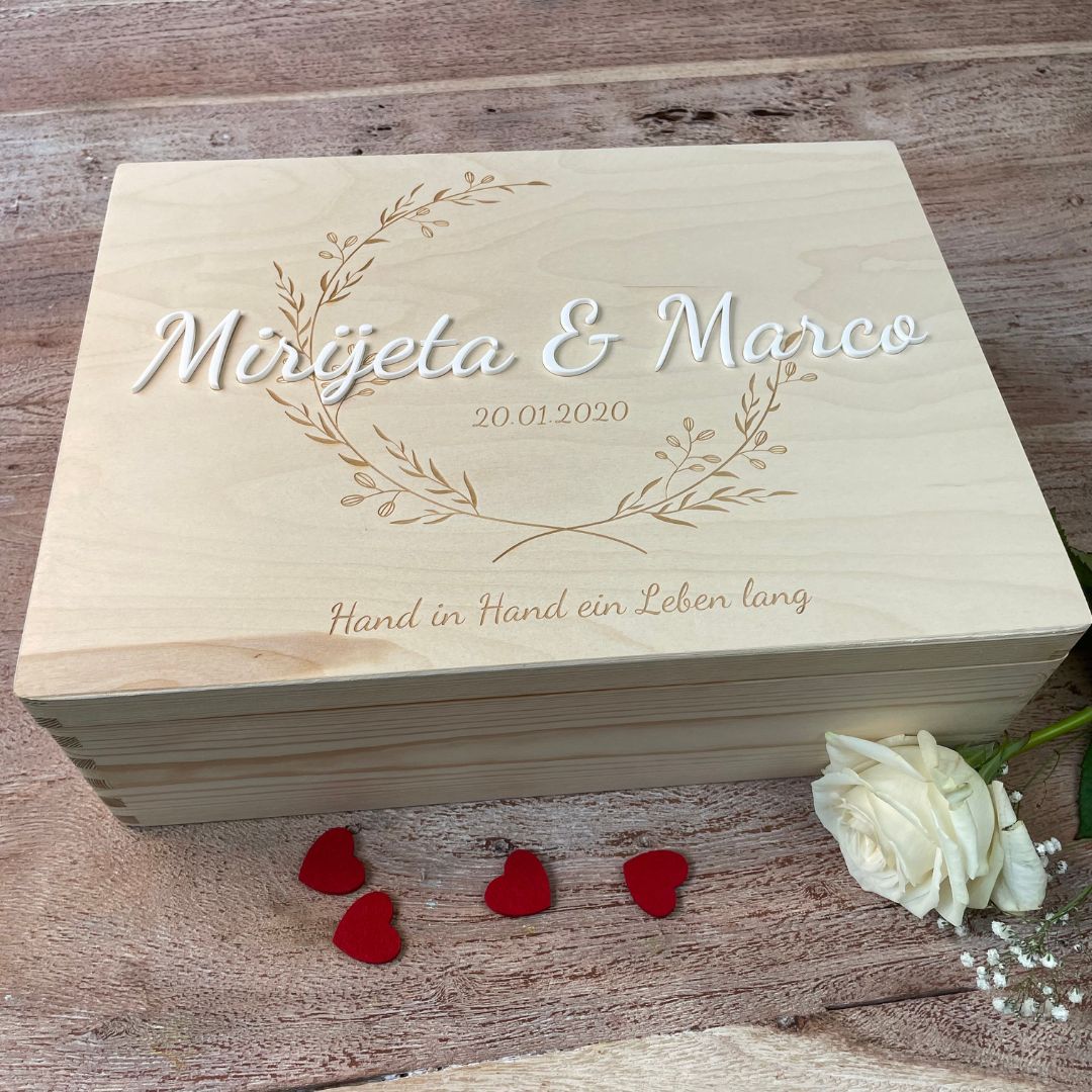Geschlossene personalisierte Hochzeits-Holzkiste mit 3D-Namen und Gravur, dekoriert mit Rosen und Herzen.