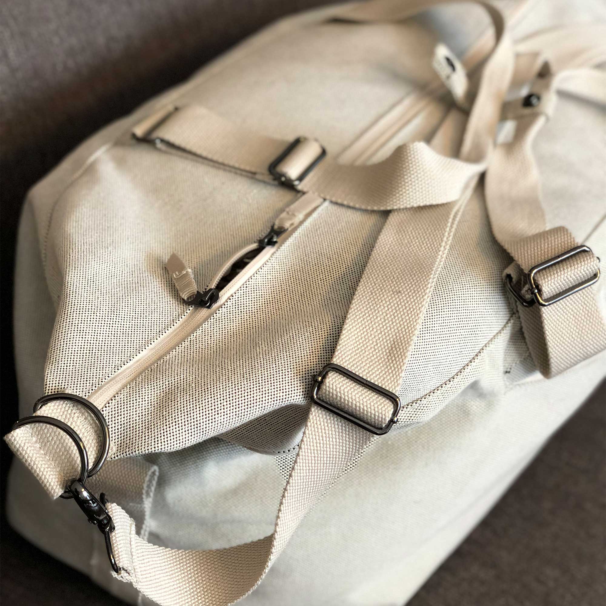 Detailaufnahme der längenverstellbaren Tragegriffe und Metallringe