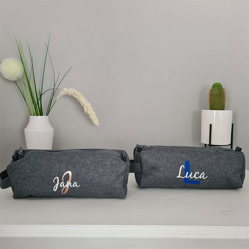 Federmäppchen personalisiert mit Namen & Initial – für Mädchen & Jungen