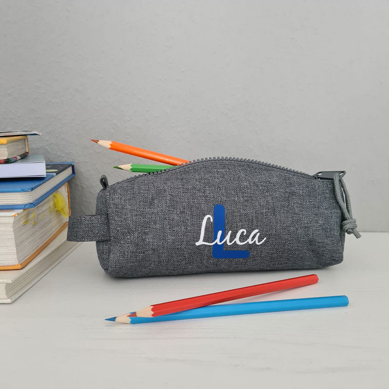 Federmäppchen personalisiert mit Namen & Initial – für Mädchen & Jungen