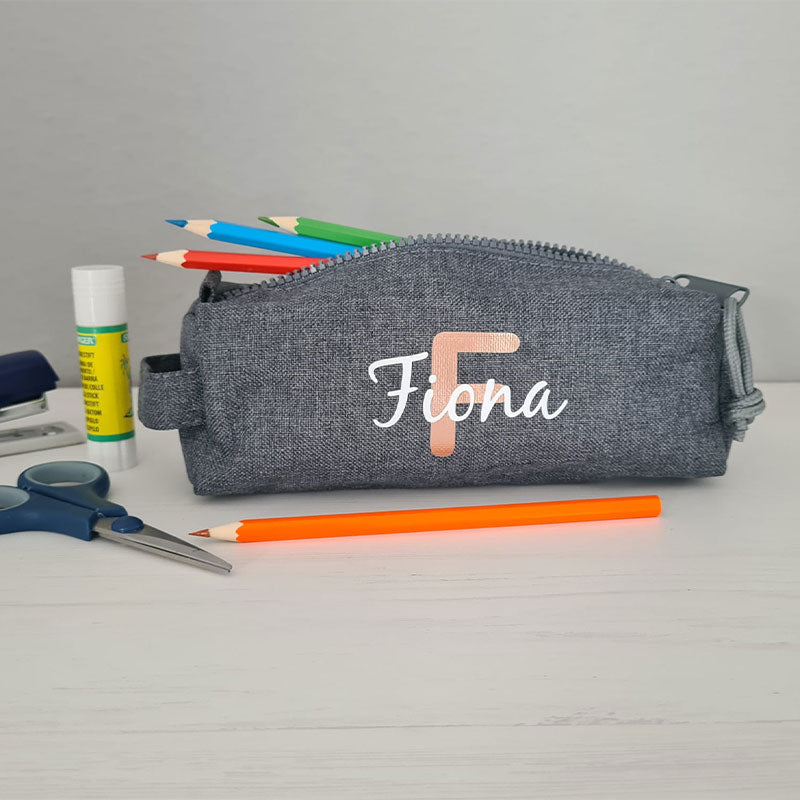 Federmäppchen personalisiert mit Namen & Initial – für Mädchen & Jungen