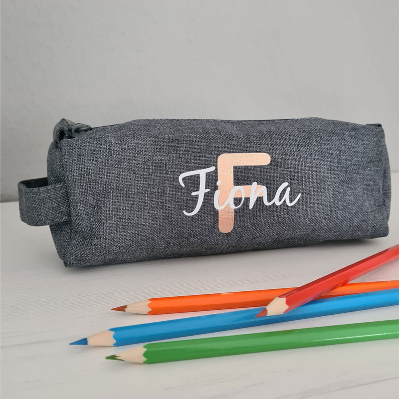 Federmäppchen personalisiert mit Namen & Initial – für Mädchen & Jungen