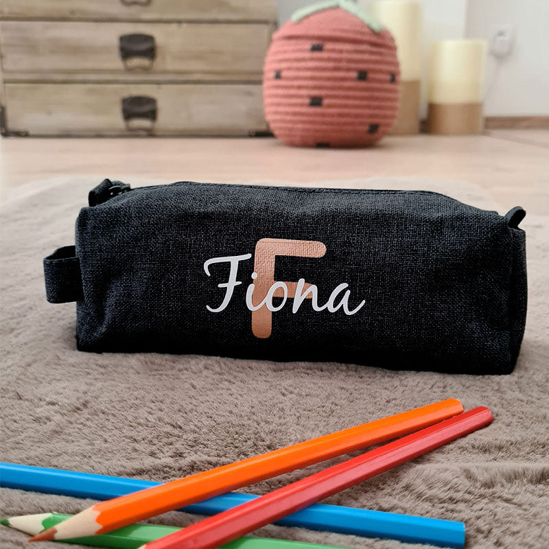 Federmäppchen personalisiert mit Namen & Initial – für Mädchen & Jungen
