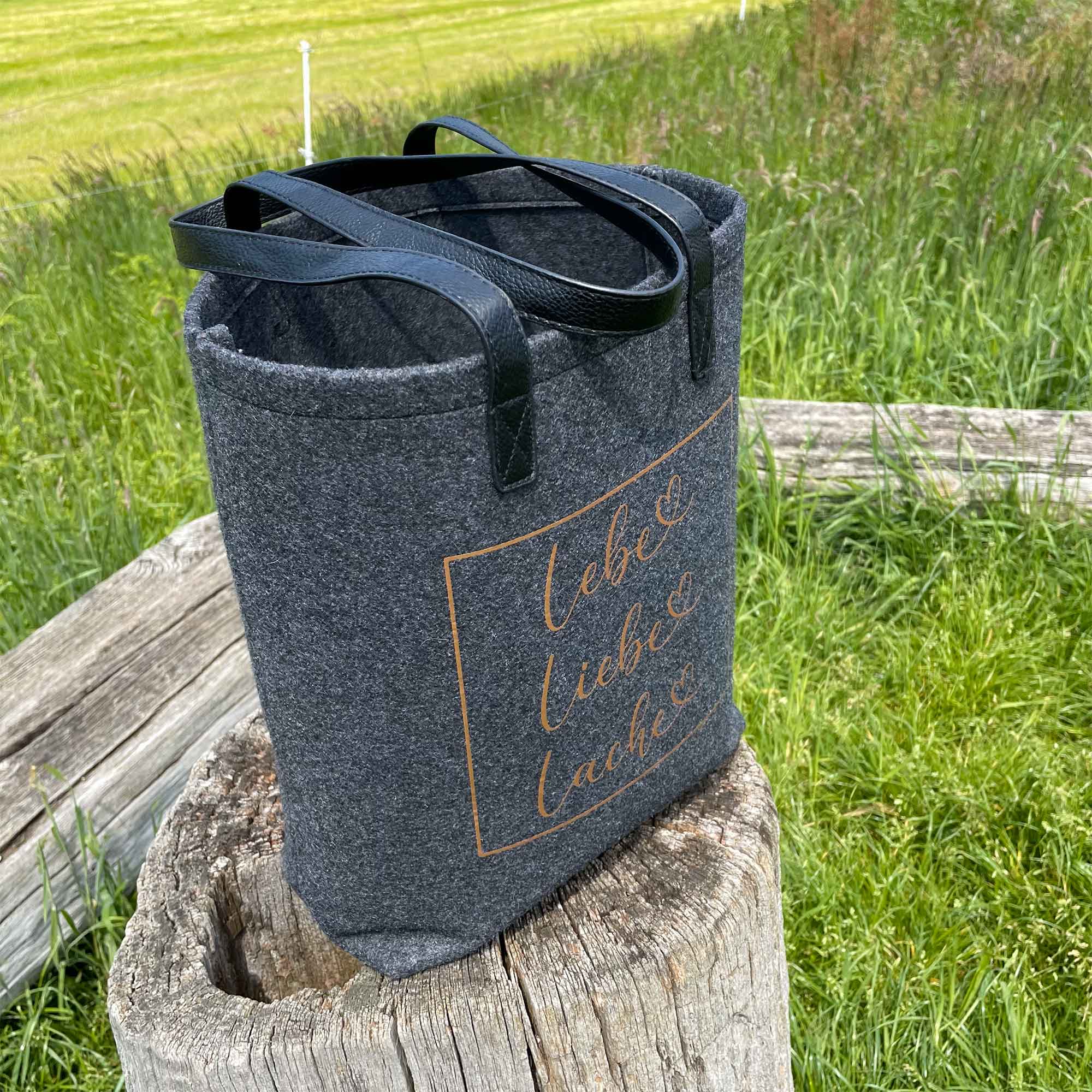 Filztasche mit Aufschrift Lebe Liebe Lache aus schräger Perspektive – ideale Tasche mit Botschaft