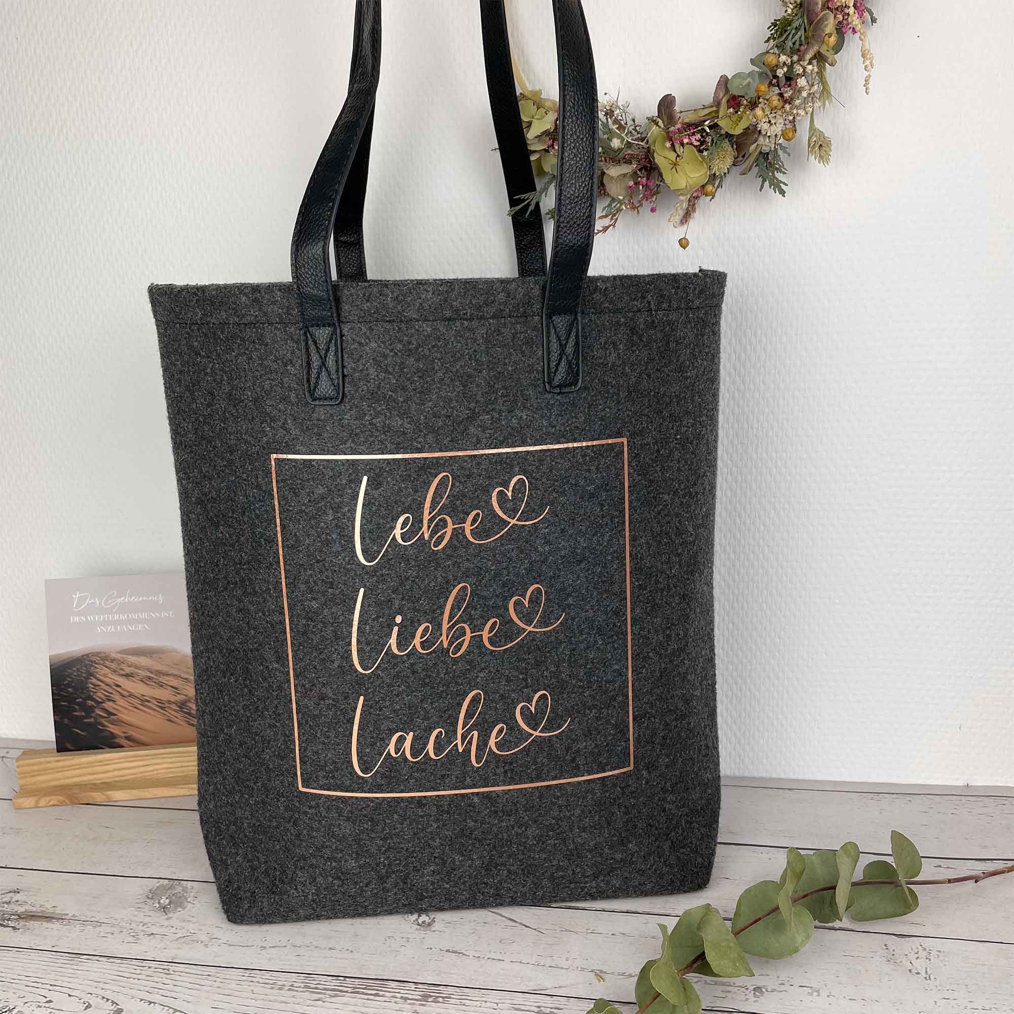 Filztasche Lebe Liebe Lache auf Tisch mit Deko – Filzshopper als Geschenkidee mit Herz
